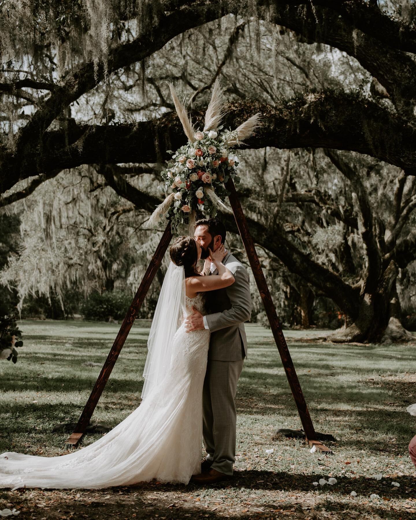 The &ldquo;you may now kiss the bride&rdquo; shots are always my fave ☺️

Amazing photos from @nmicklephotography 😍