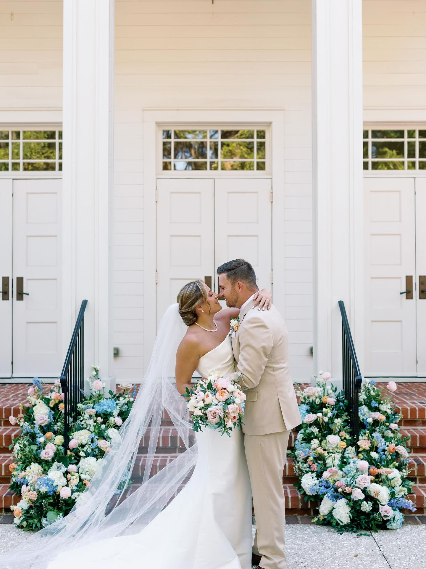 now that&rsquo;s an entrance 💁🏻&zwj;♀️

Wedding Planner I @bridgettecatherallweddings 
Assistant Wedding Planner I @calhrhodeevents , @directmydaycharleston 
Bar&nbsp;&nbsp;I @directmybar 
DJ and Photobooth I @djsof843 
Florals I @florabyhannah 
Ha