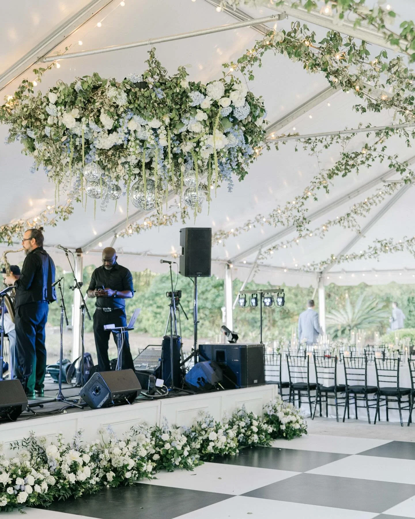 working with Meghan to bring her dream florals to life was such a highlight of our spring! We wanted this hanging installation to be our jaw dropping moment, and it served!! Disco balls always add that extra oomph 🤍