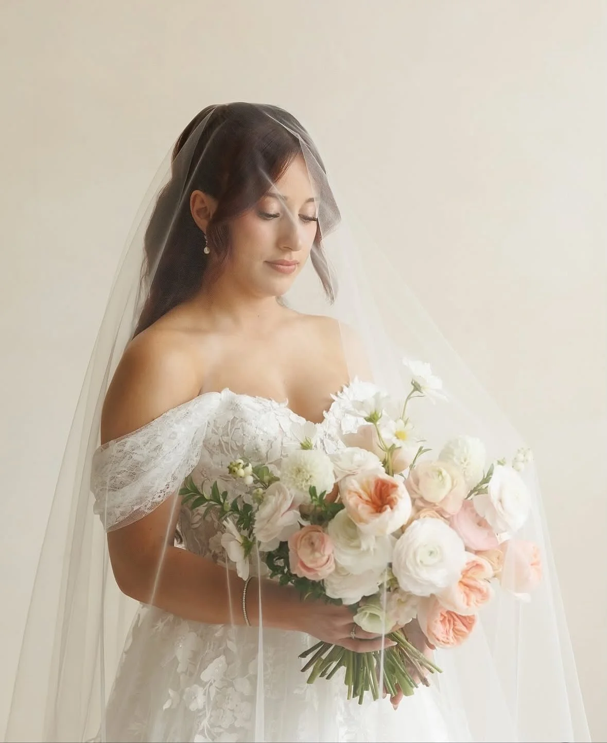 Straight out of a magazine ✨ Real Bride Isabelle looking like a vision in her Ladybird Bridal Gown 💚

The colour tones, the sweet smiles, the overall look = perfection 😍

Photographer: @janinefurtado.photoco 
Floral Design: @hbflorals @sundaylovefl