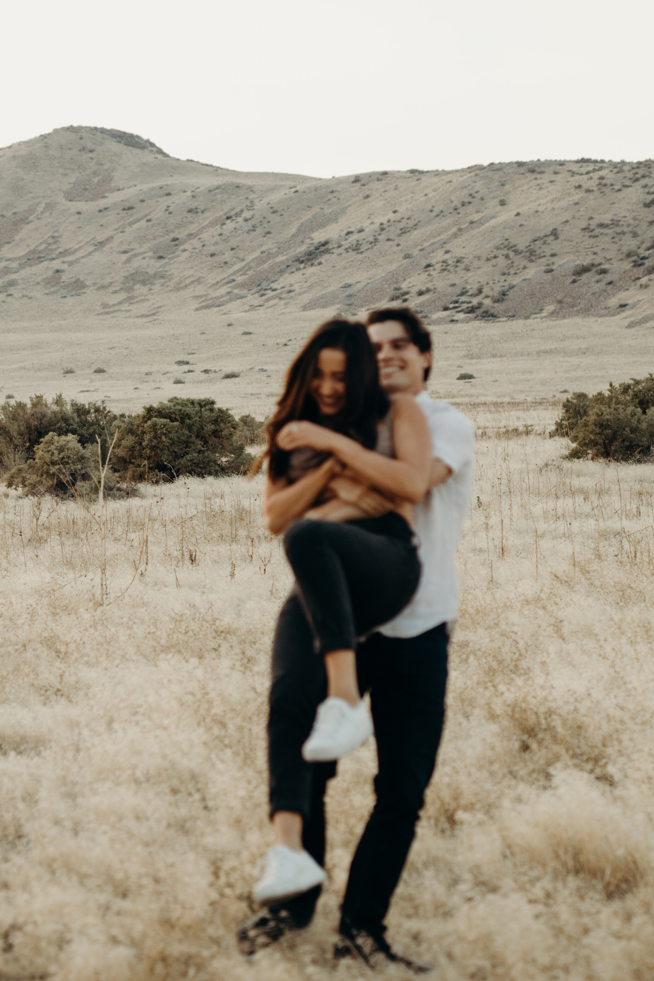 antelope-island-couples-session-utah-couples-session-state-park-photoshoot-session-outfit-inspiration-brayden-and-syd-photography