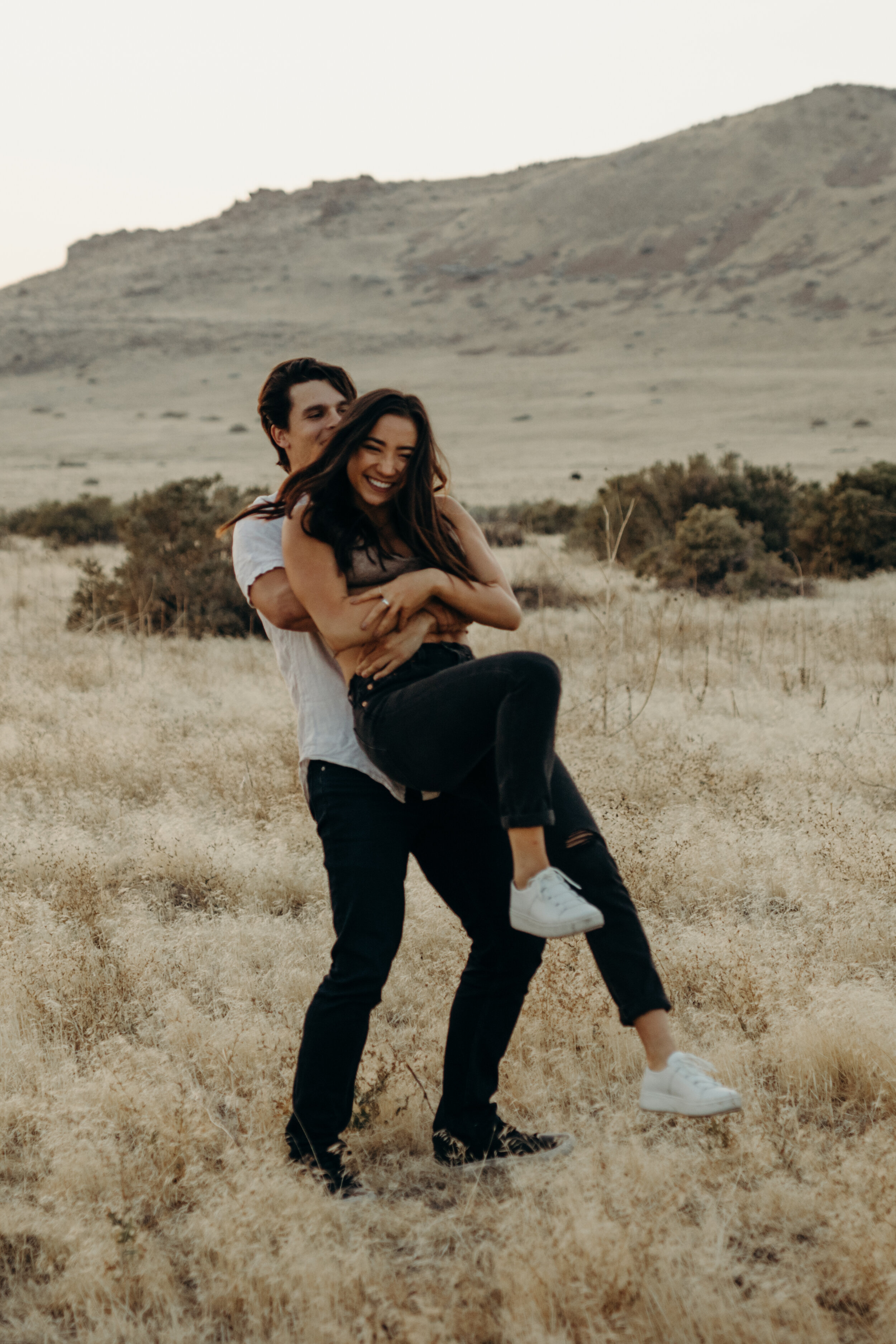 antelope-island-couples-session-utah-couples-session-state-park-photoshoot-session-outfit-inspiration-brayden-and-syd-photography