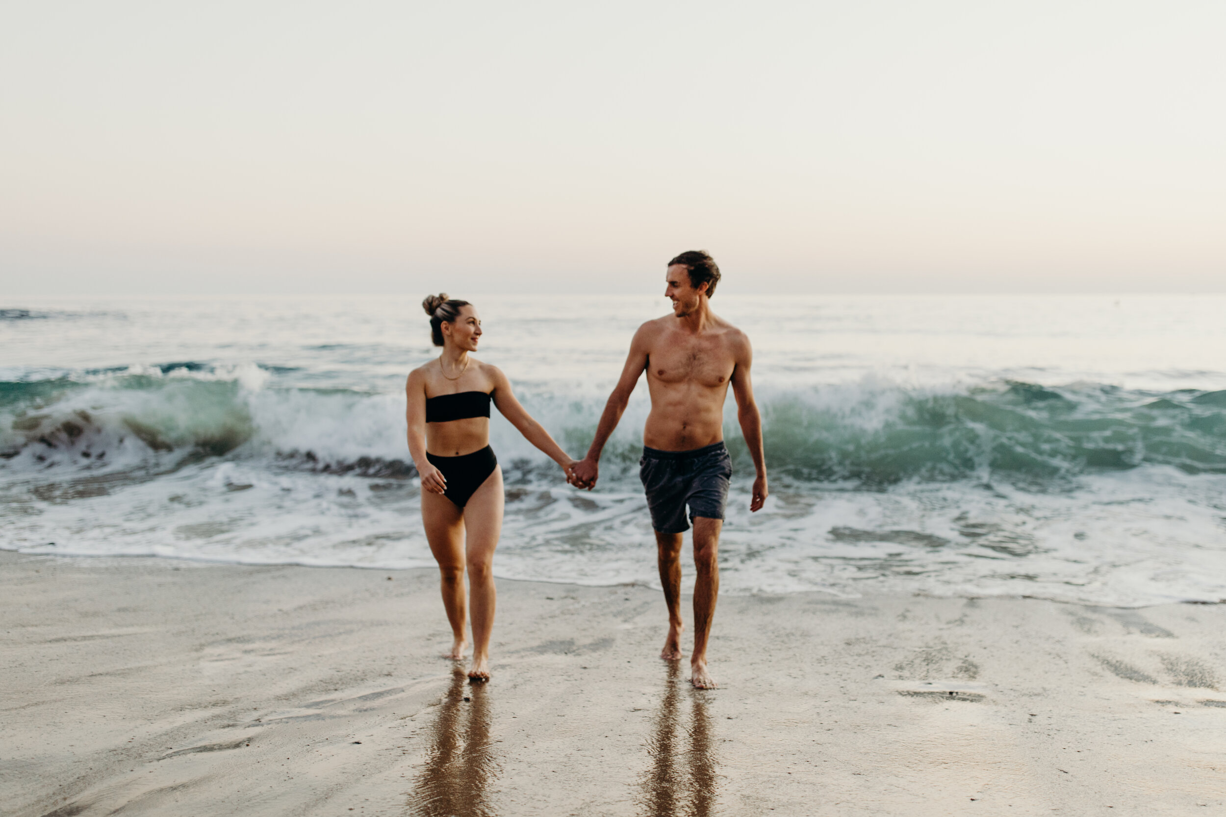 beach-couples-session-southern-california-couples-session-del-mar-photoshoot-beach-session-outfit-inspiration-outfit-casual-beach-outfit-comfy-beach-day-brayden-and-syd-photography-photos-with-dog