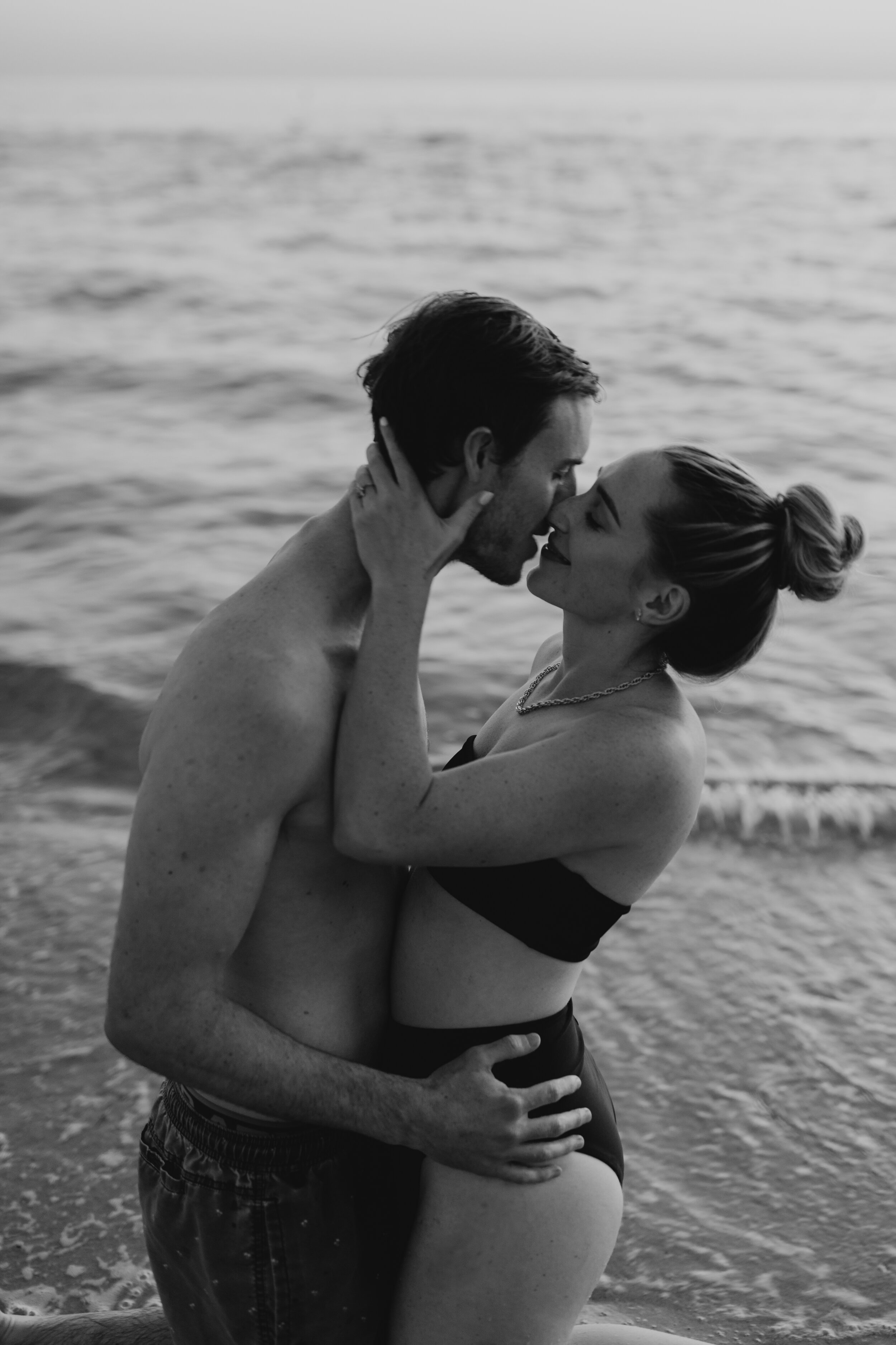 beach-couples-session-southern-california-couples-session-del-mar-photoshoot-beach-session-outfit-inspiration-outfit-casual-beach-outfit-comfy-beach-day-brayden-and-syd-photography-photos-with-dog