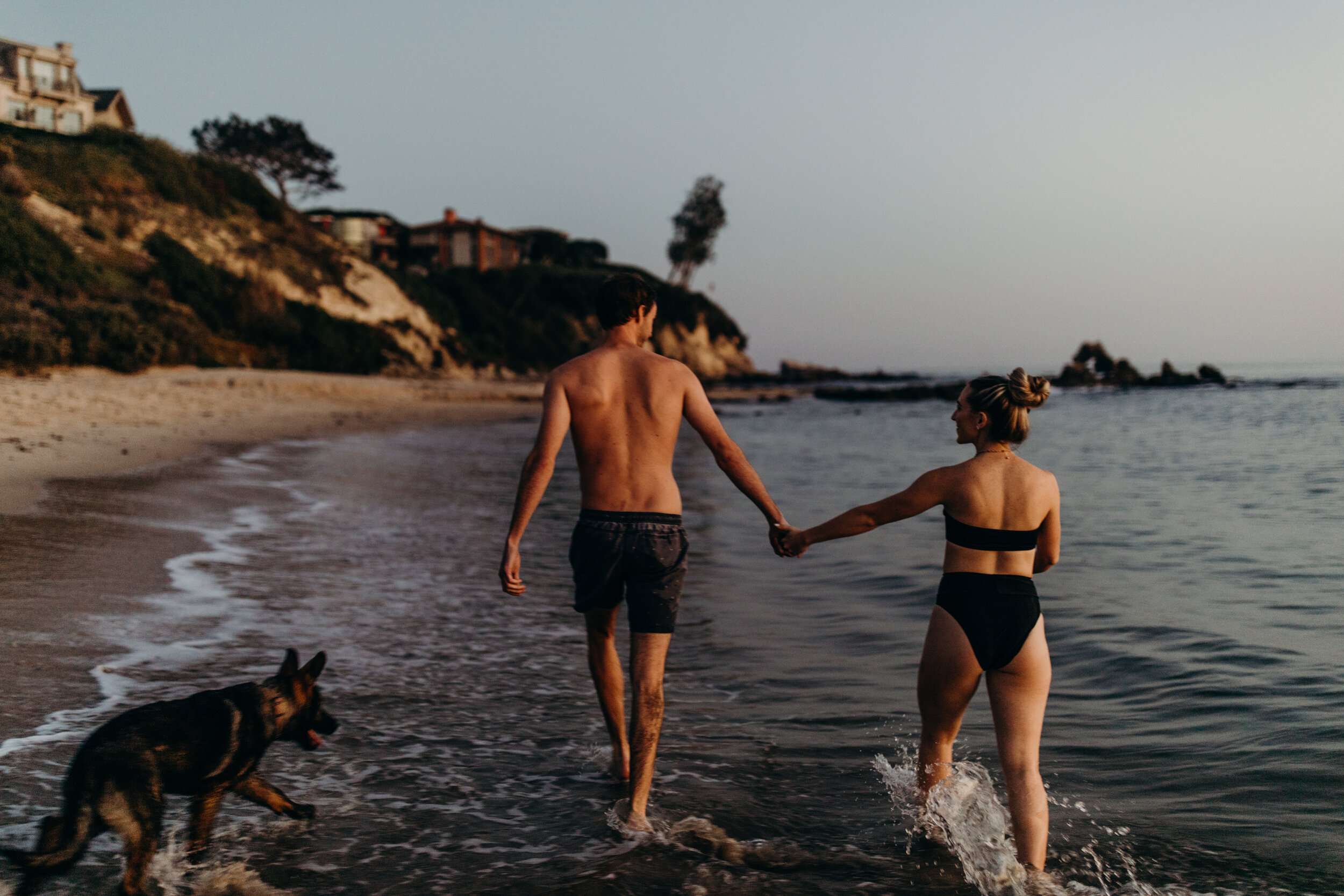 beach-couples-session-southern-california-couples-session-del-mar-photoshoot-beach-session-outfit-inspiration-outfit-casual-beach-outfit-comfy-beach-day-brayden-and-syd-photography-photos-with-dog