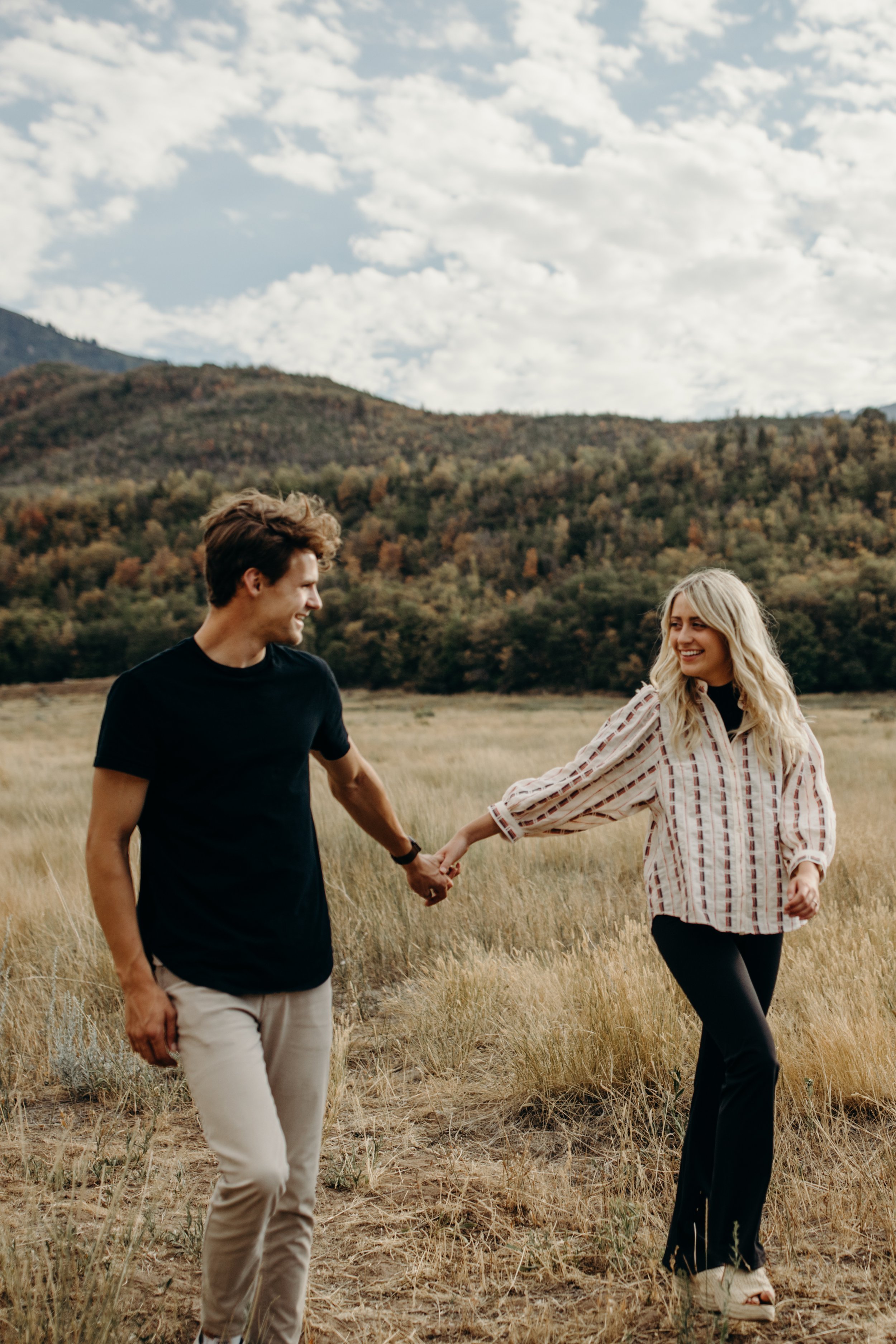 mountain-couple-photos-fall-canyon-engagement-session-brayden-and-syd-photography-engagement-session-outfit-inspiration-couples-session-outfit-ideas-couples-posing-inspiration-utah-engagement-session