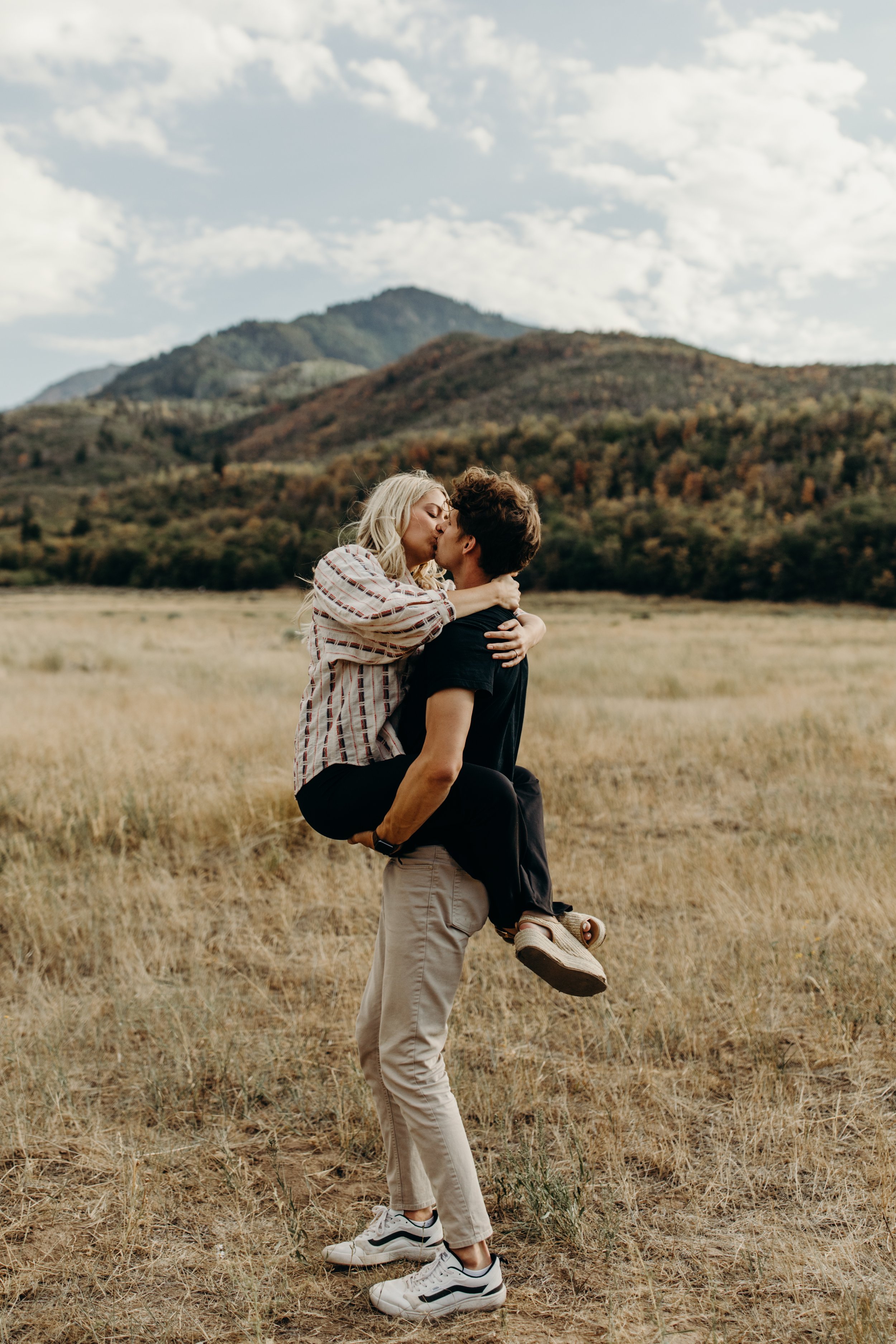 mountain-couple-photos-fall-canyon-engagement-session-brayden-and-syd-photography-engagement-session-outfit-inspiration-couples-session-outfit-ideas-couples-posing-inspiration-utah-engagement-session