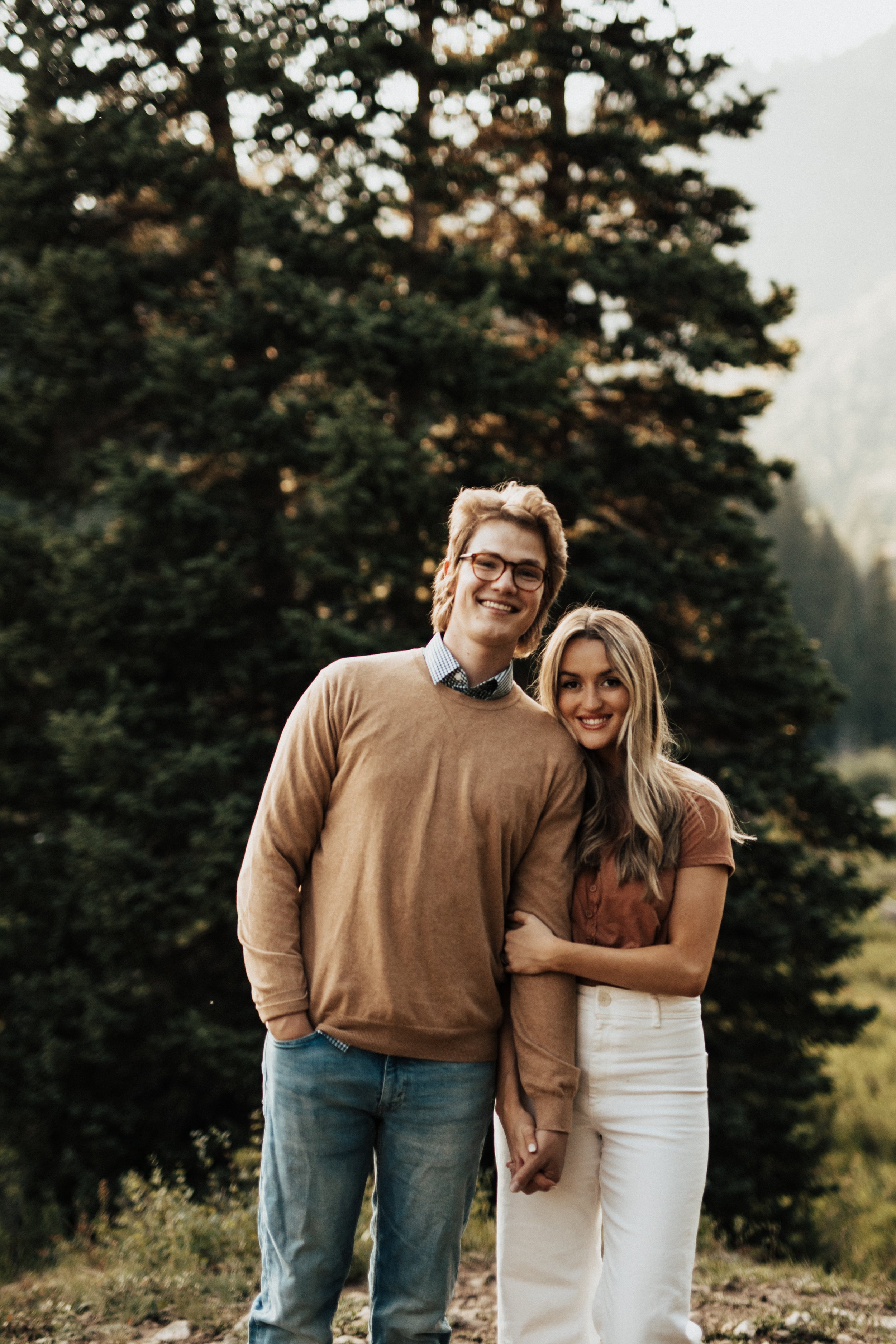 mountain-couple-photos-fall-engagement-session-brayden-and-syd-photography-engagement-session-outfit-inspiration-couples-session-outfit-ideas-couples-posing-inspiration-utah-photographer