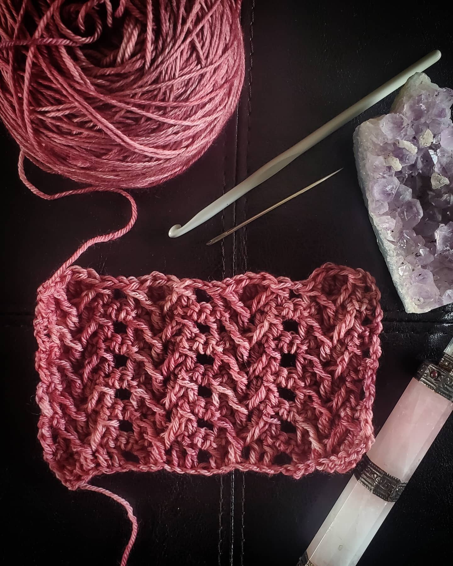 Something is brewing... 🔮

#yarnlove #yarnpunk #yarnwitch #magicwand #creative #slowfashion #design #fashion #smallbusiness #supportsmallbusiness #makersofinstagram #crochet_pattern #crochetlove #crocheting #crocheter #crochet #crochetinspo #bohosty
