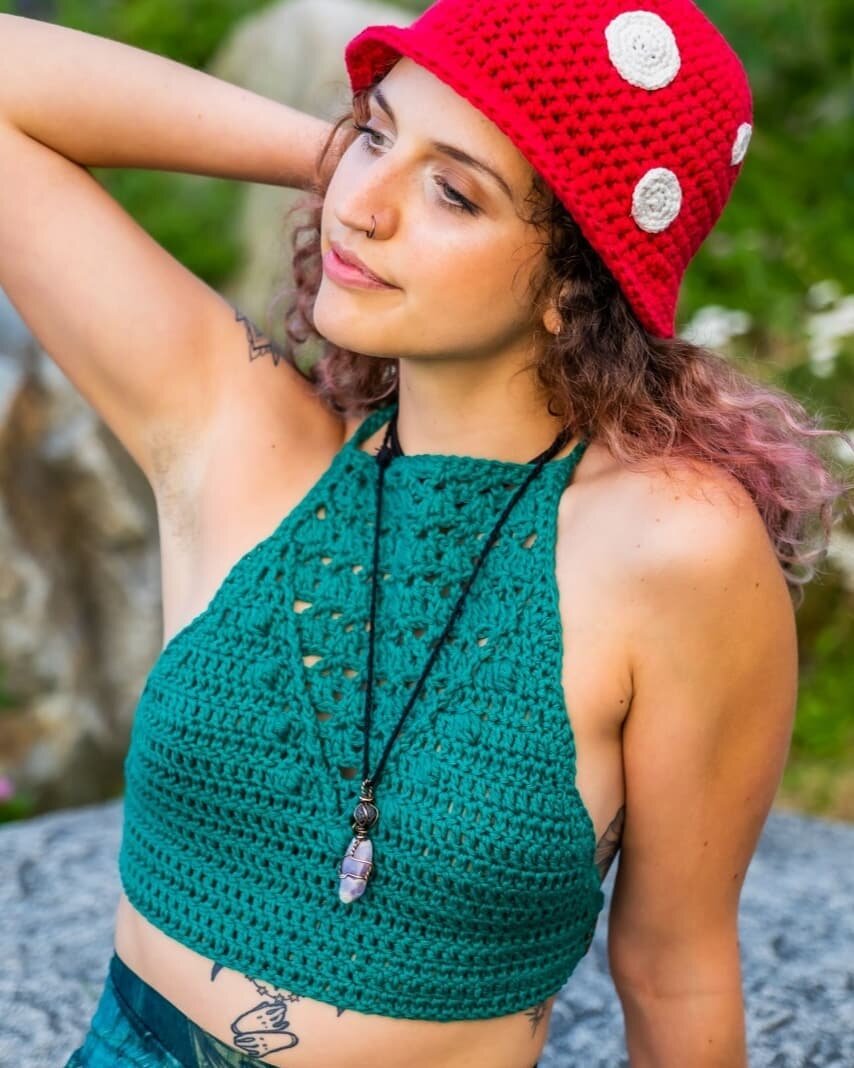 Happy St. Patty's Day everyone 💚🍀

I will soon be opening up for customs again for all your spring/summer needs! I also have some new patterns brewing! The sun has been out and all my creative juices are flowing again!

Pattern: Celeste Halter by M