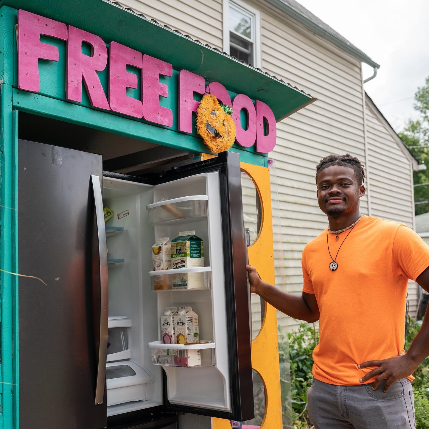 We&rsquo;re excited to introduce Chicago's first solar-powered community fridge! In partnership with @nicole_taryn of @gettinggrowncollective and @keyante_h of Sunbend Solar! Watch the introduction to this revolutionary fridge as they and Love Fridge