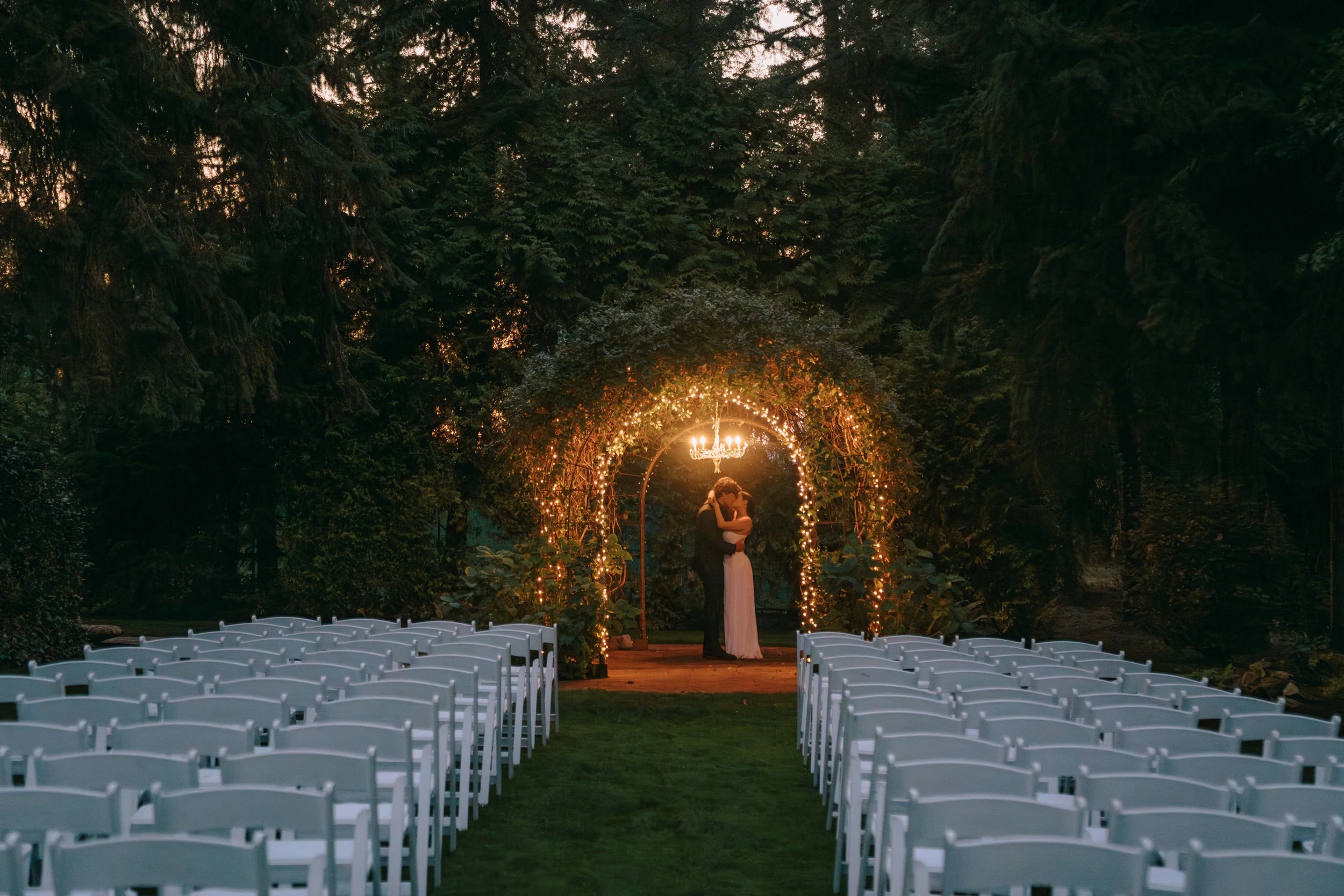 romantic garden wedding venue at gardens at riverside in oregon