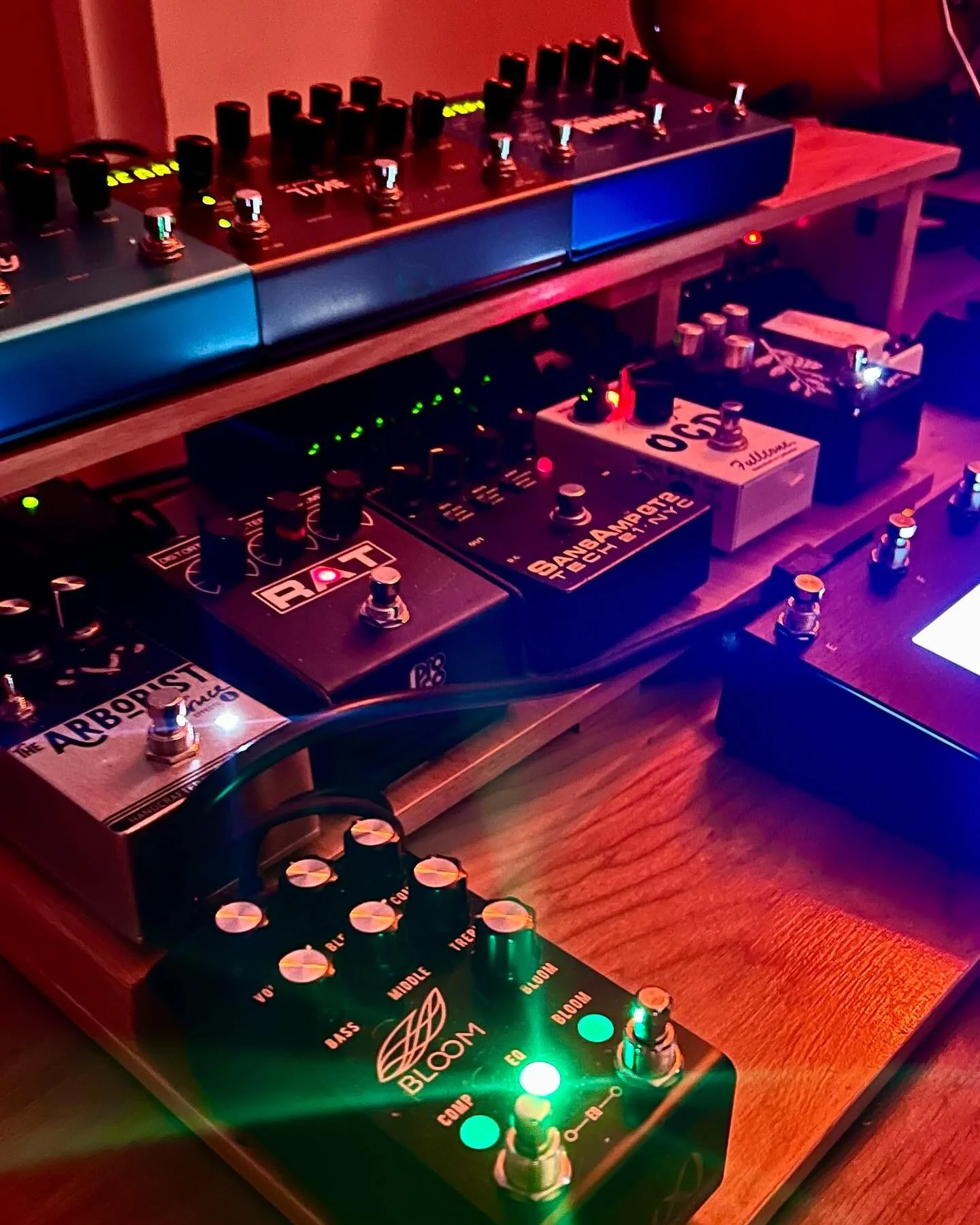 13 january 2022
monroe, new york
⠀⠀⠀⠀⠀⠀⠀⠀⠀
look at how she sparkles. what should i put in the blank space?
⠀⠀⠀⠀⠀⠀⠀⠀⠀
⠀⠀⠀⠀⠀⠀⠀⠀⠀
#pedalboard #pedalboardoftheday #singletracksound #recordingstudio #homestudio #musicproduction #guitar #fender #stratocast
