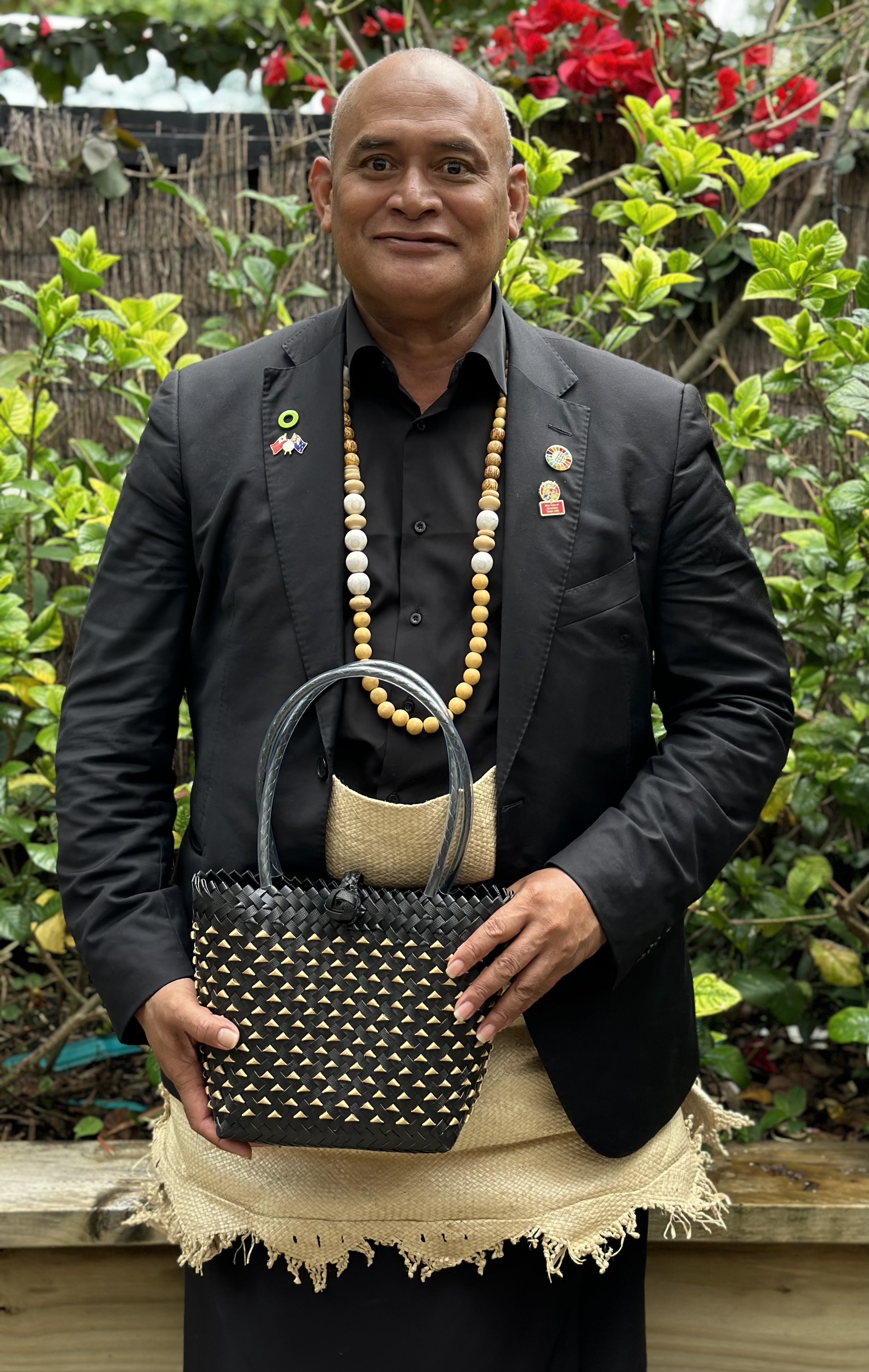 Uili_with_bag_for_the_Tongan_Princess.jpg