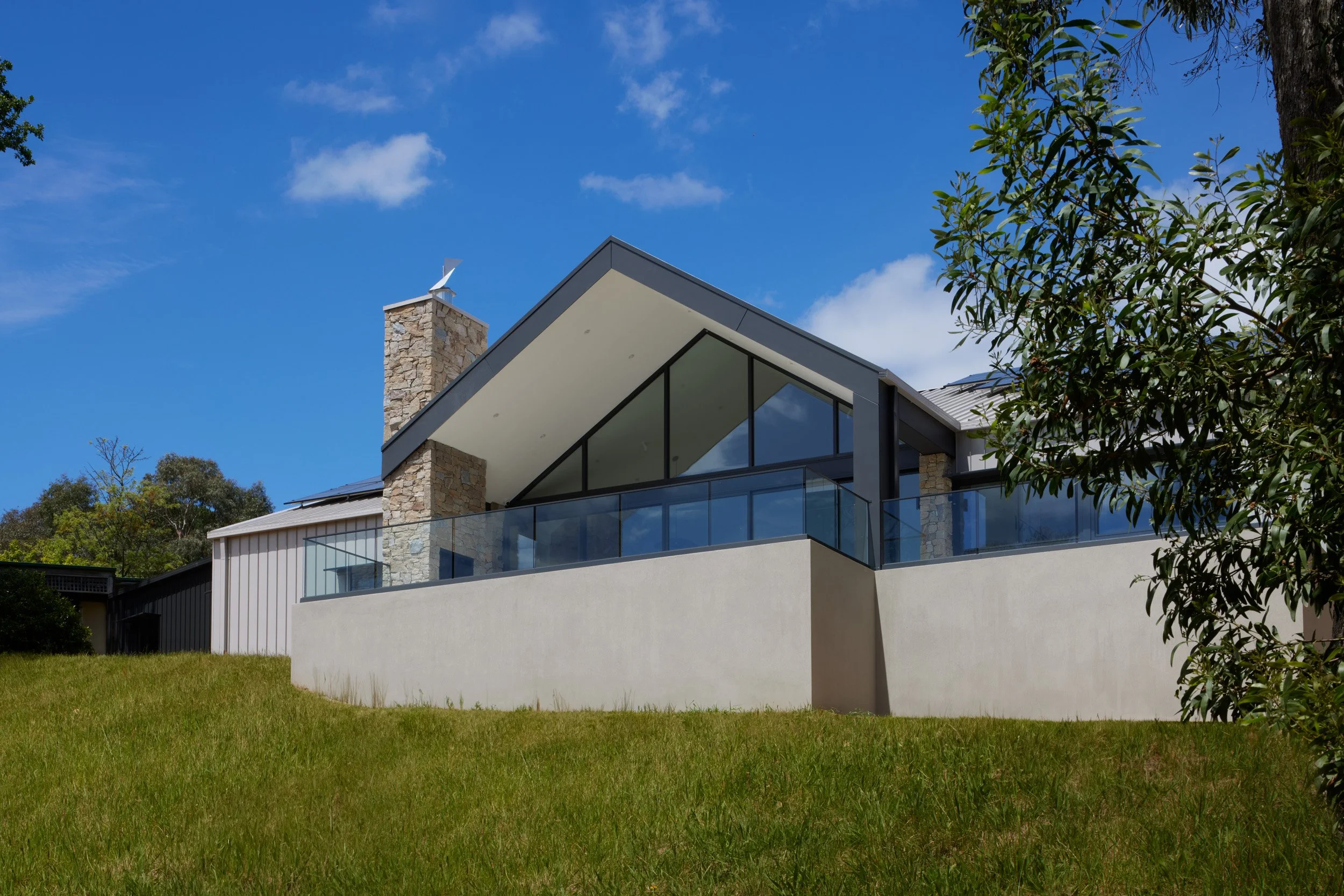 Whisker Architecture Beaconsfield Hillside Home © Tatjana Plitt