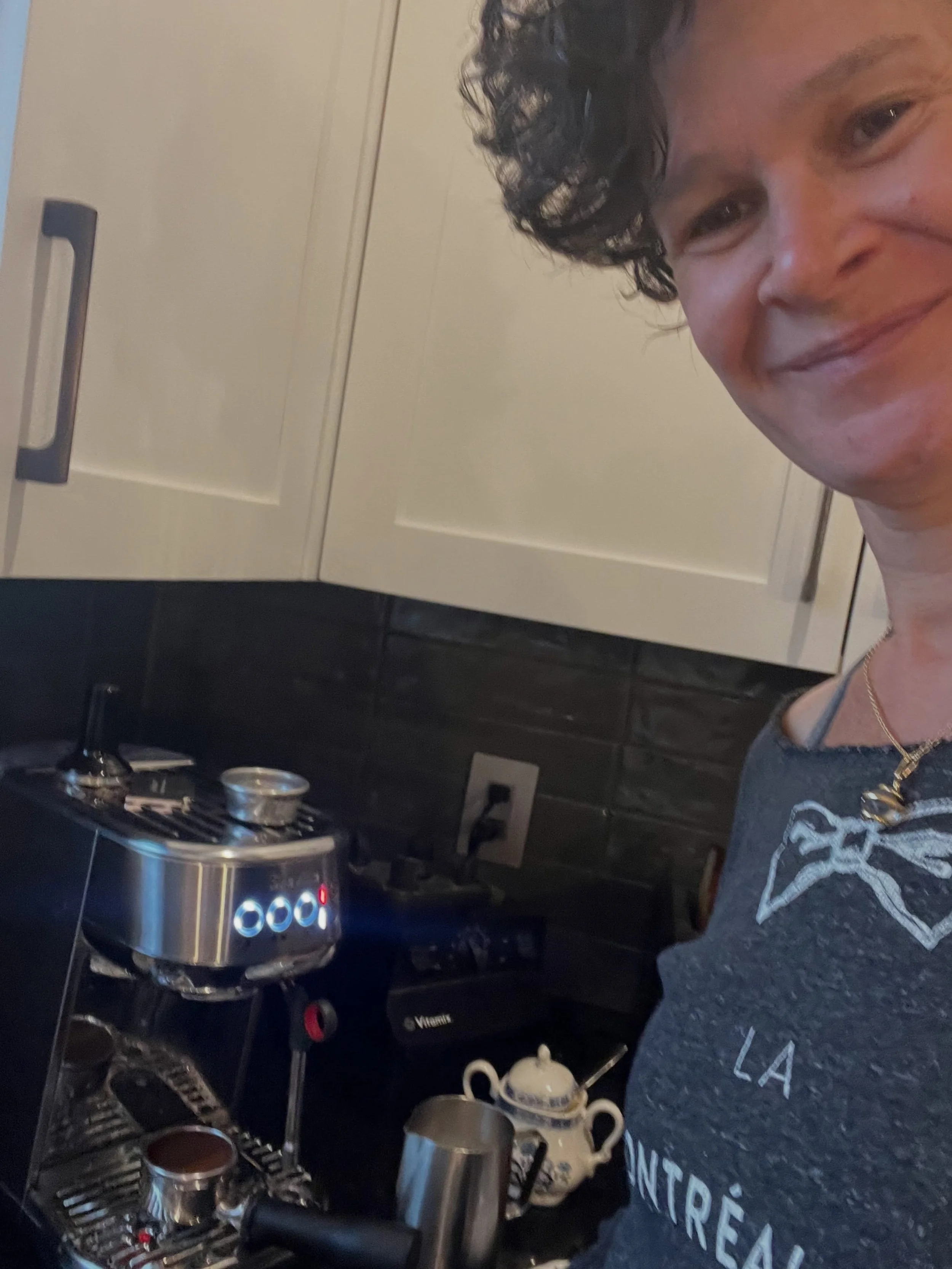 Plus fatigu&eacute;e = plus de caf&eacute; ? ☕
C&rsquo;est souvent notre premier r&eacute;flexe quand l&rsquo;&eacute;nergie commence &agrave; baisser.
Un deuxi&egrave;me le matin. Un autre apr&egrave;s le lunch. Quelque chose de sucr&eacute; vers 16