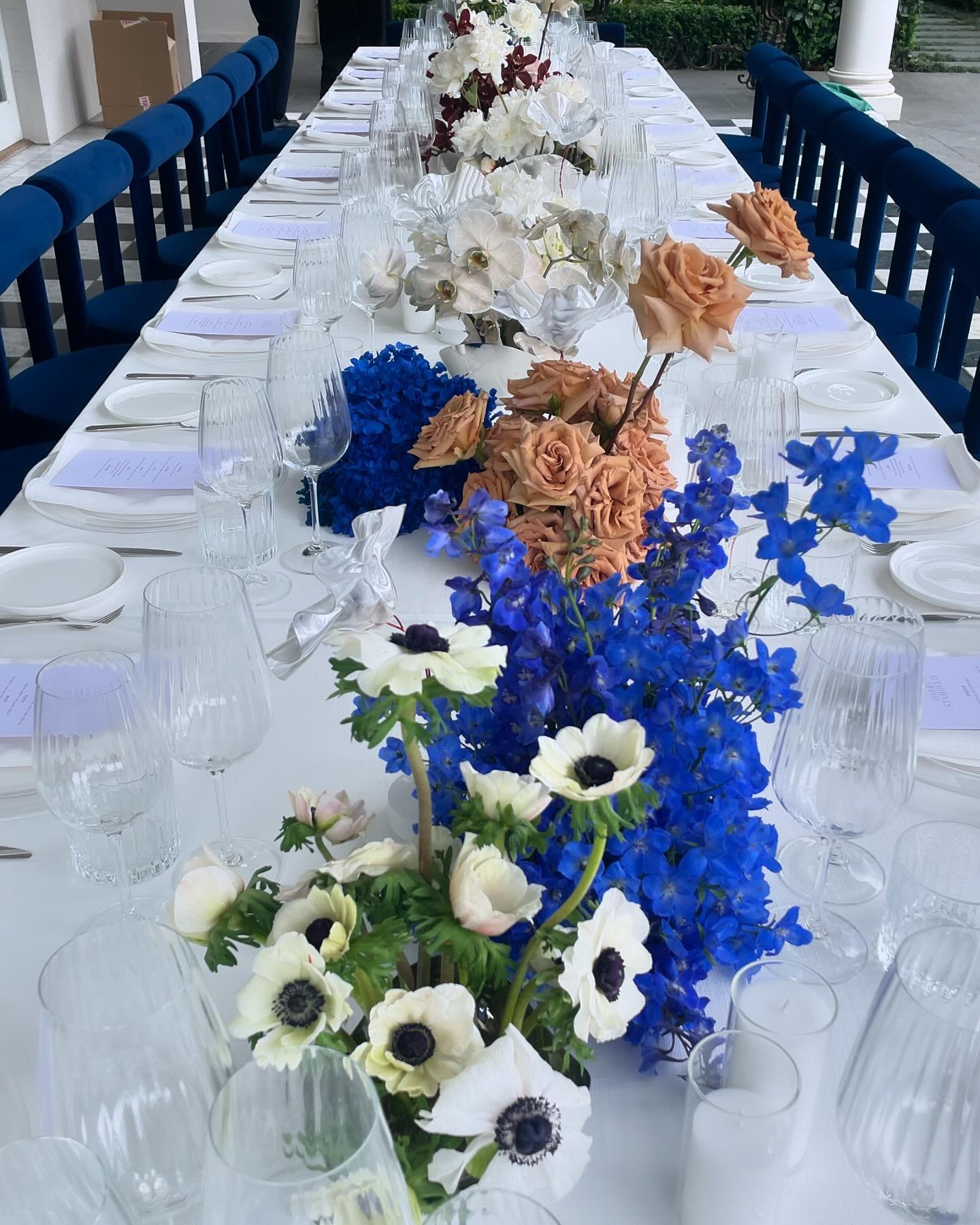 Dinner. 
(With electric blue) 

Styled by the amazing @edandedstudio ⚡️💙

#luxe #fancydinners #electricblue #chairsofdreams #eventflowers #melbourneeventflowers #⚡️💙#flowerjarmelbourne