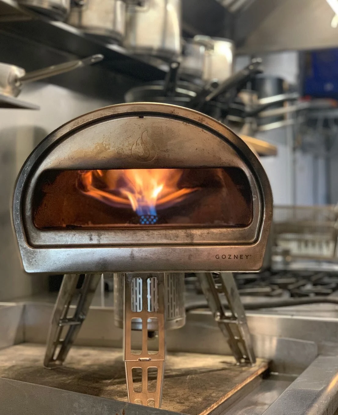 Our one and only oven of choice firing up for the night!🔥