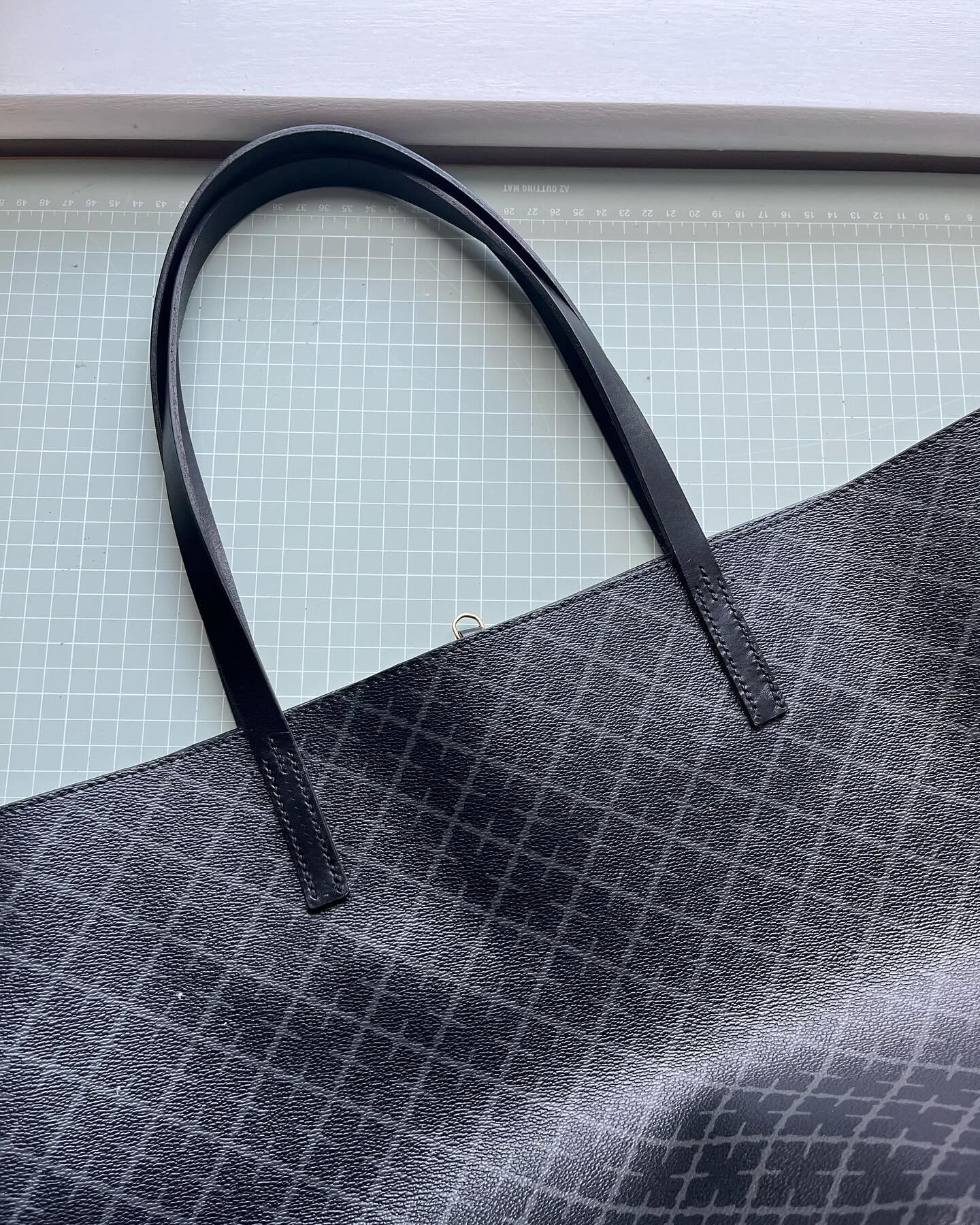 The original straps had snapped on this @bymalenebirger tote bag.  The customer had tried to re stitch them onto the bag which had worked a bit but they had now gone past anymore basic fixes.

I created new straps from a black Italian vegetable tanne