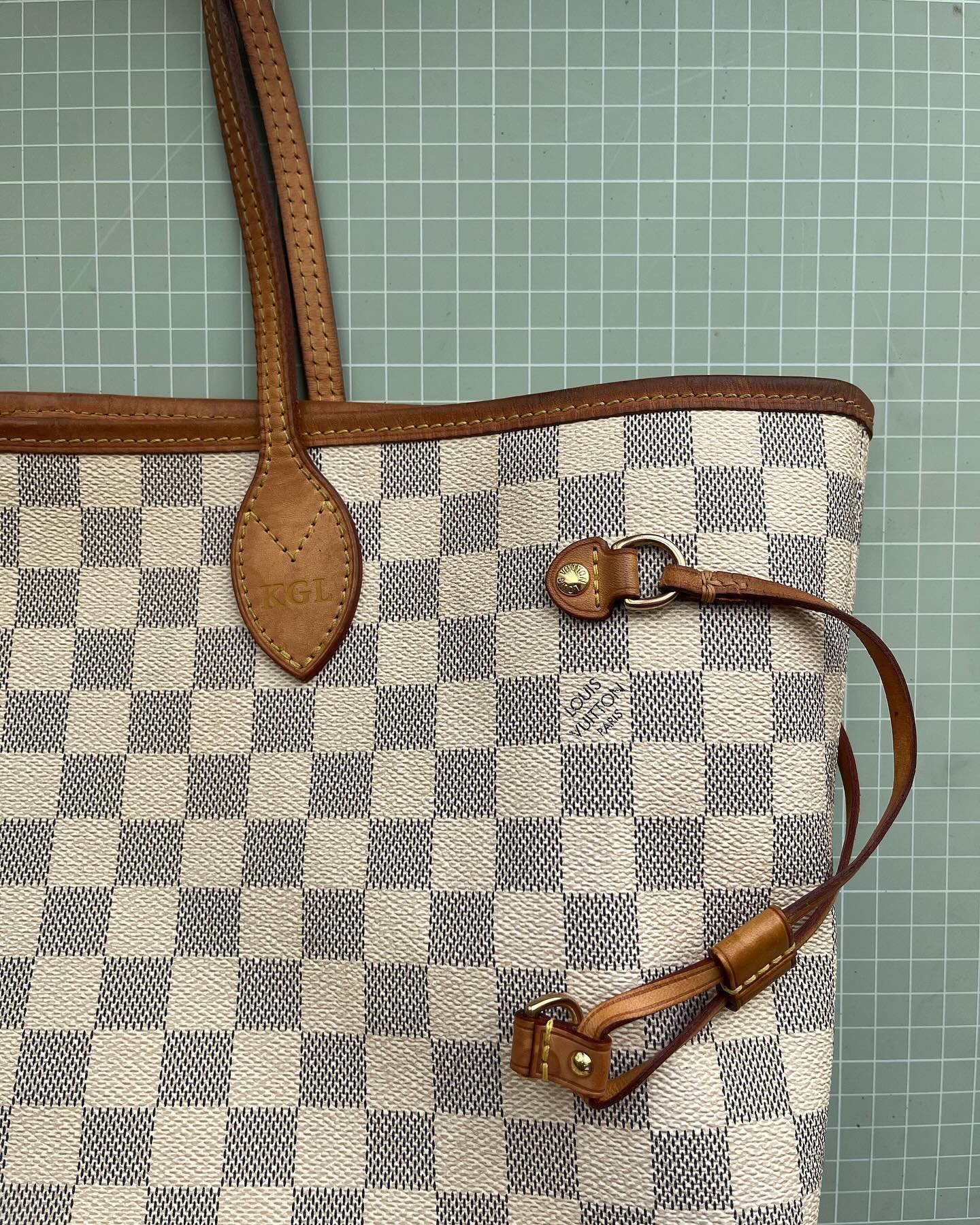 &ldquo;I can&rsquo;t wait to use it again&rdquo;  The small straps on the side of this @louisvuitton bag that help expand the bag had snapped.

I had to cut the straps a little bit shorter so I could sew / reattach them to the metal d-ring.

The cust
