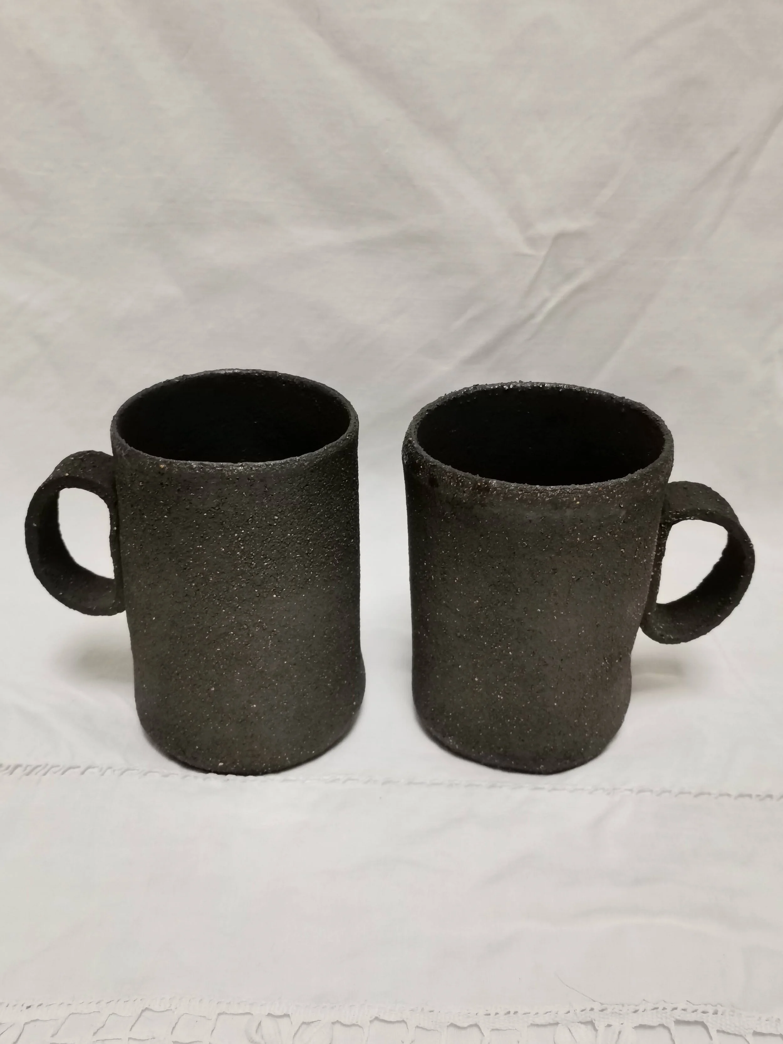 Mugs in black