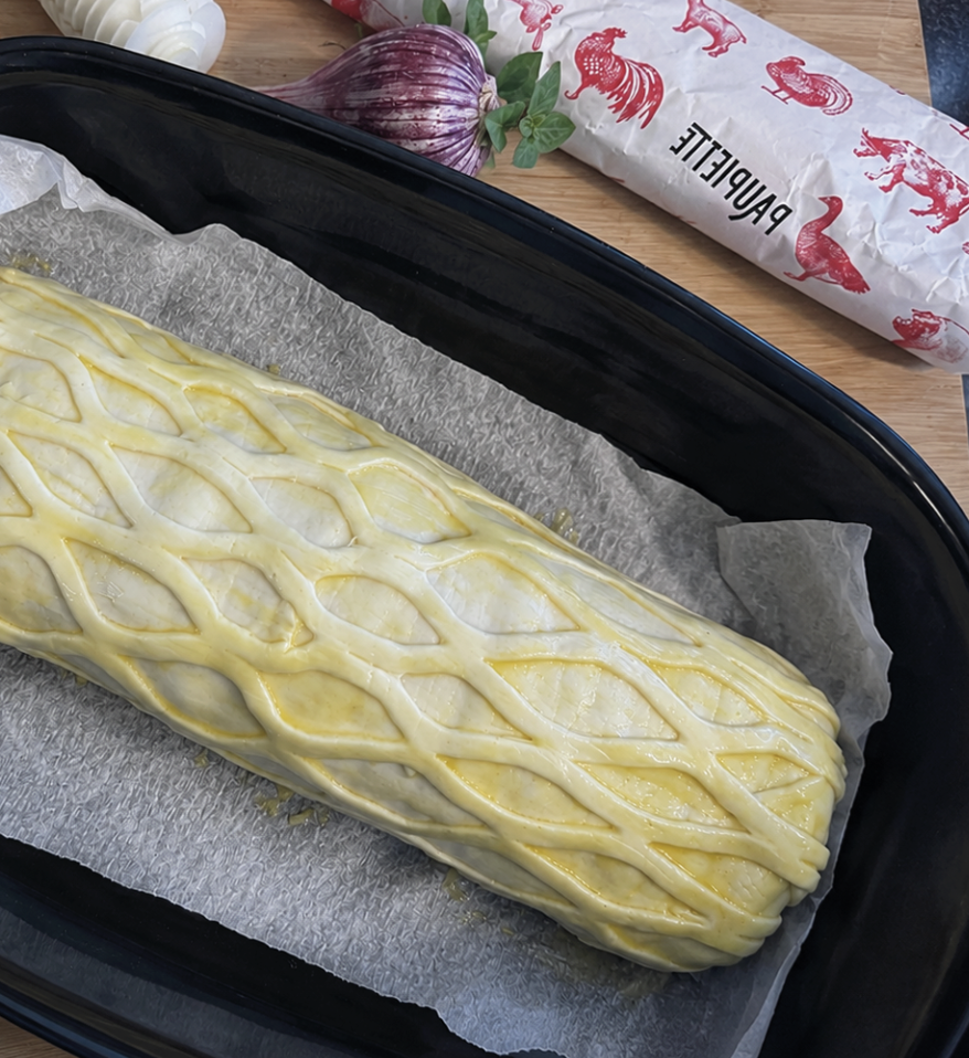 Rabattez délicatement la pâte autour du filet mignon en serrant légèrement.