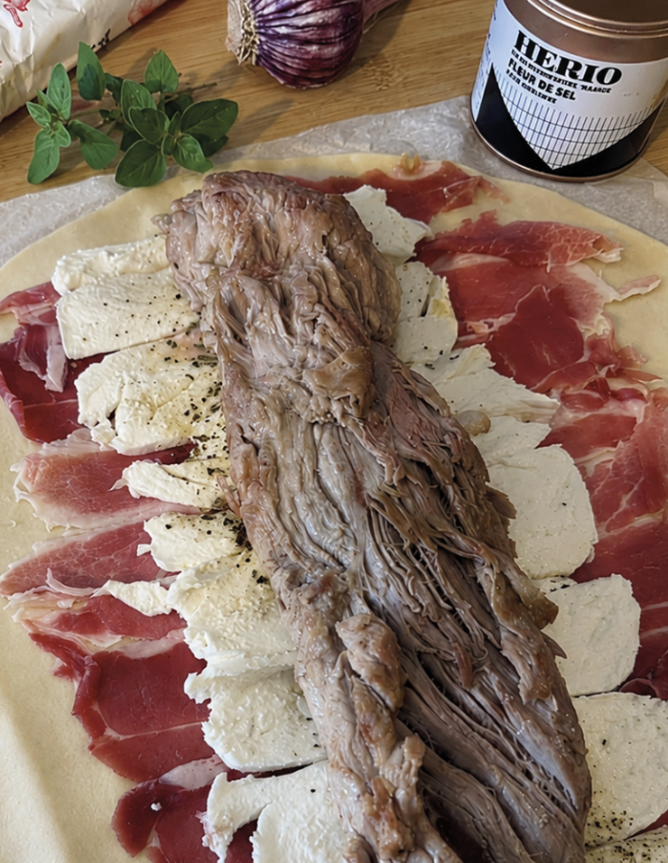 disposition pate feuilletée, jambon cru, mozzarella, filet mignon