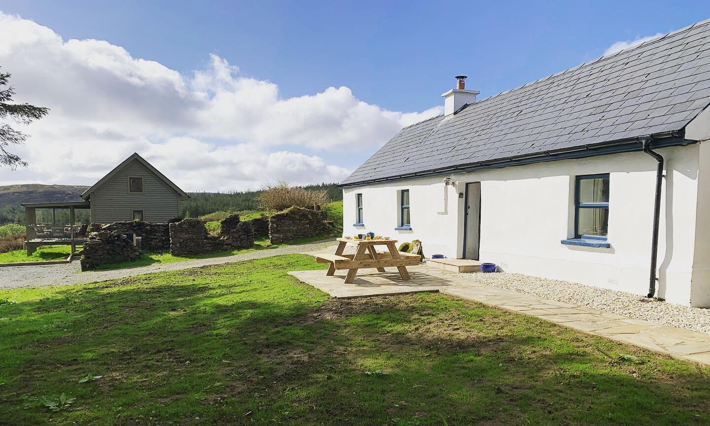 Breakfast outside at @thehiddencottage_donegal Glorious sunshine in Donegal.
Where else would you rather be?

#thehiddencottage_donegal @sawdaystravel #uniquehomestays #wildtravel #govisitdonegal