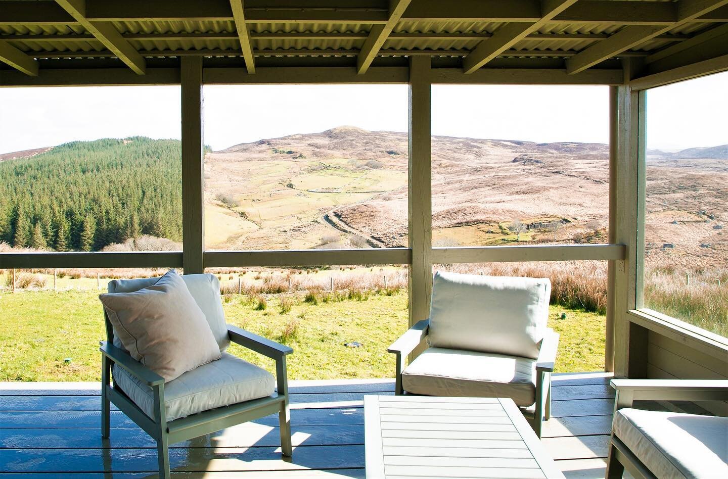 On a sunny afternoon&hellip;from this covered veranda, sit back and drink in the peace and quite and THAT VIEW! #donegal #donegalireland #ardara @wildatlanticwaypics @govisitdonegal_ @sawdaystravel @uniquehomestays @uniqueirishhomes #beautifuldestina