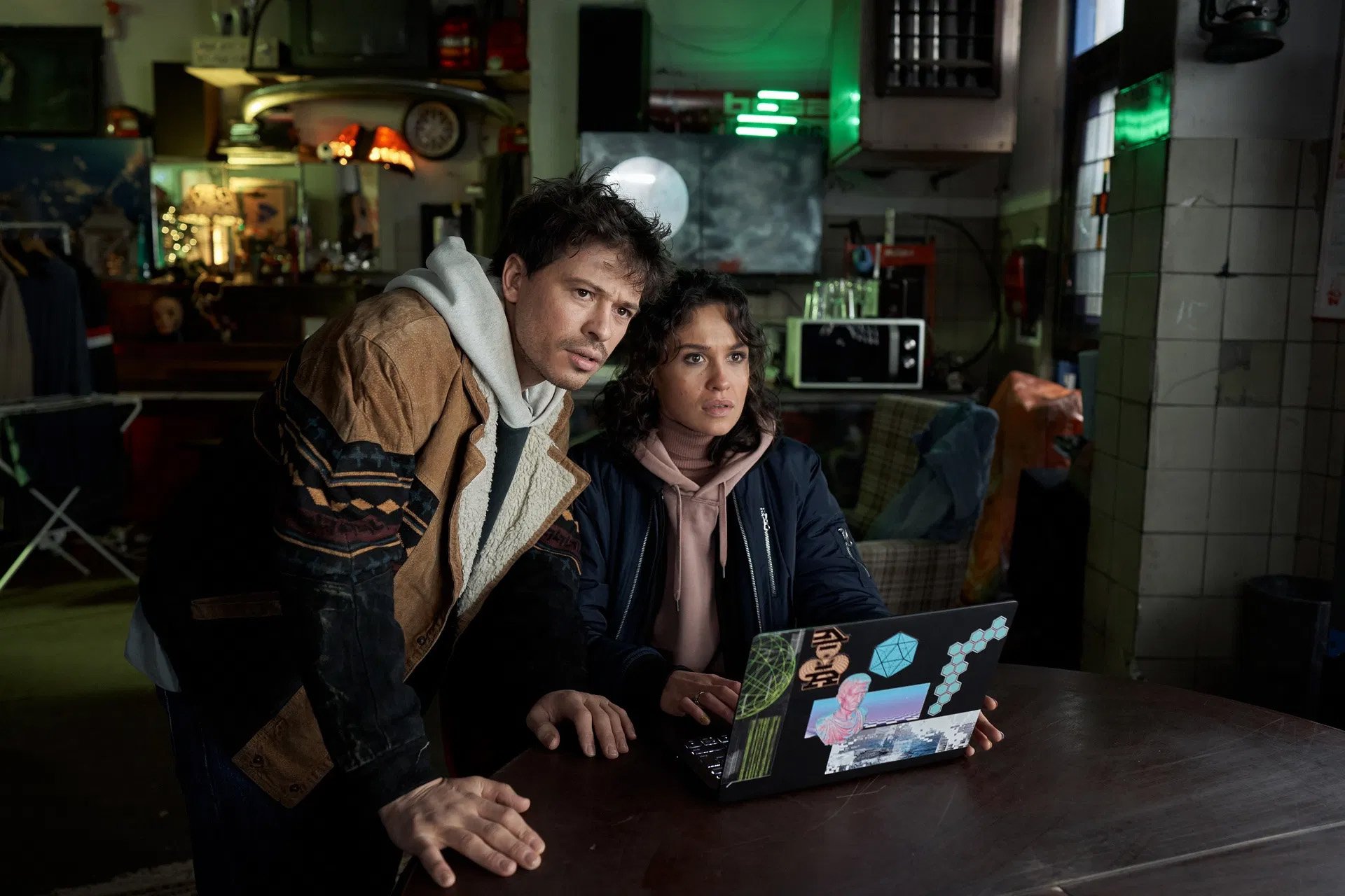 Holly Mae Brood en Geza Weisz in The Takeover