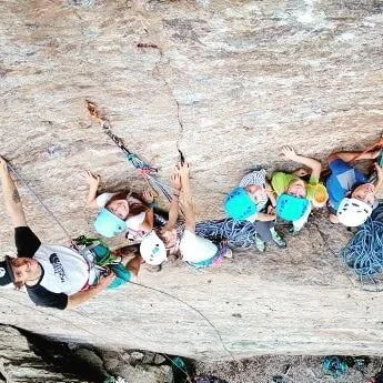S&eacute;ance "small wall" du jeudi avec les plus jeunes.
Pose de pieds, grimpe en t&ecirc;te et jolis "taquets" !
Deuxi&egrave;me stage d'&eacute;t&eacute; ☑️.
Bravo &agrave; tous !
#lecouragenesemesurepasaunombredesann&eacute;es