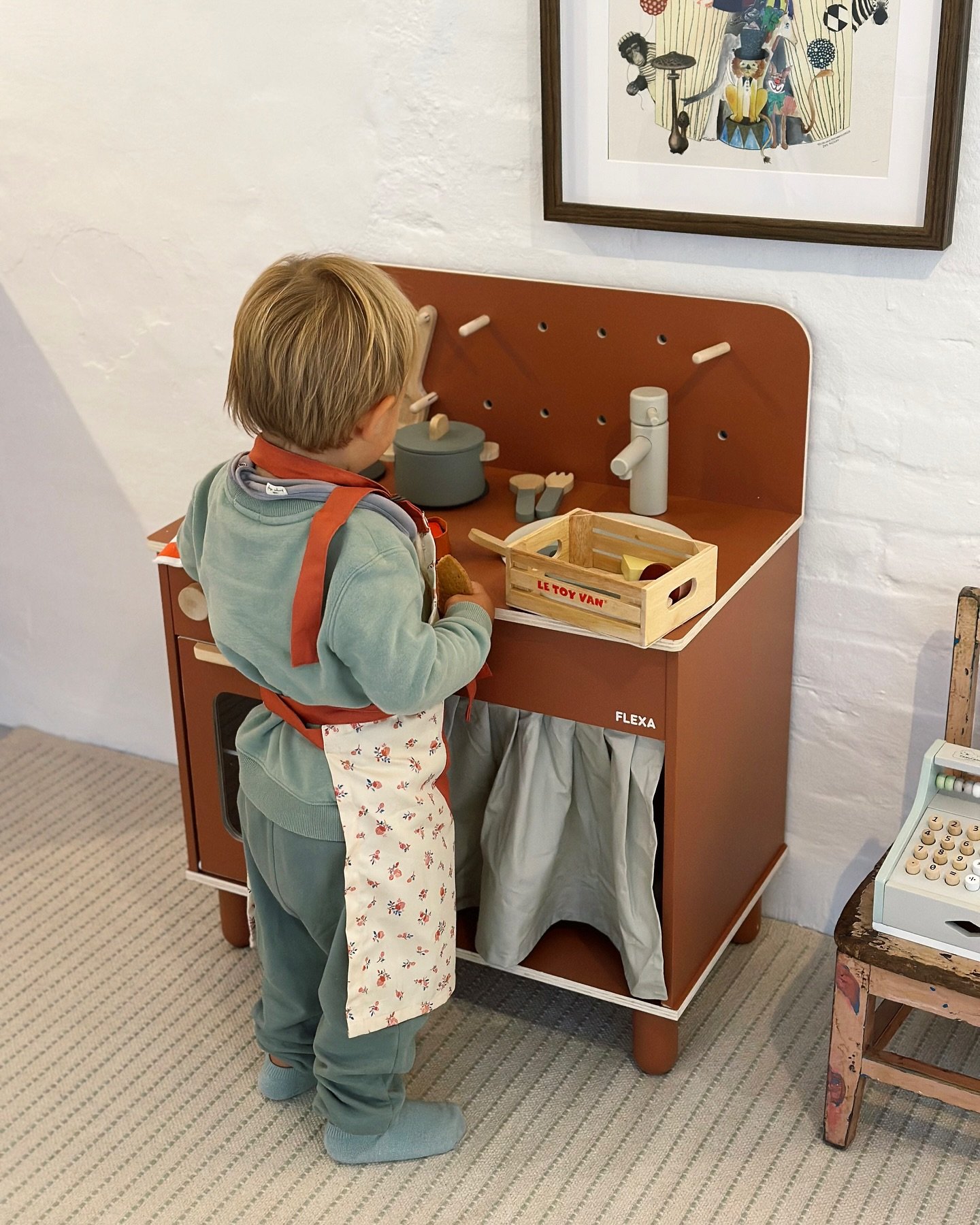 P&aring; regnvejrsdage i The Nanny House holder vi af at bage kager, plaske i vandpytter og bes&oslash;ge Hovedbiblioteket 🌧️🍪📖