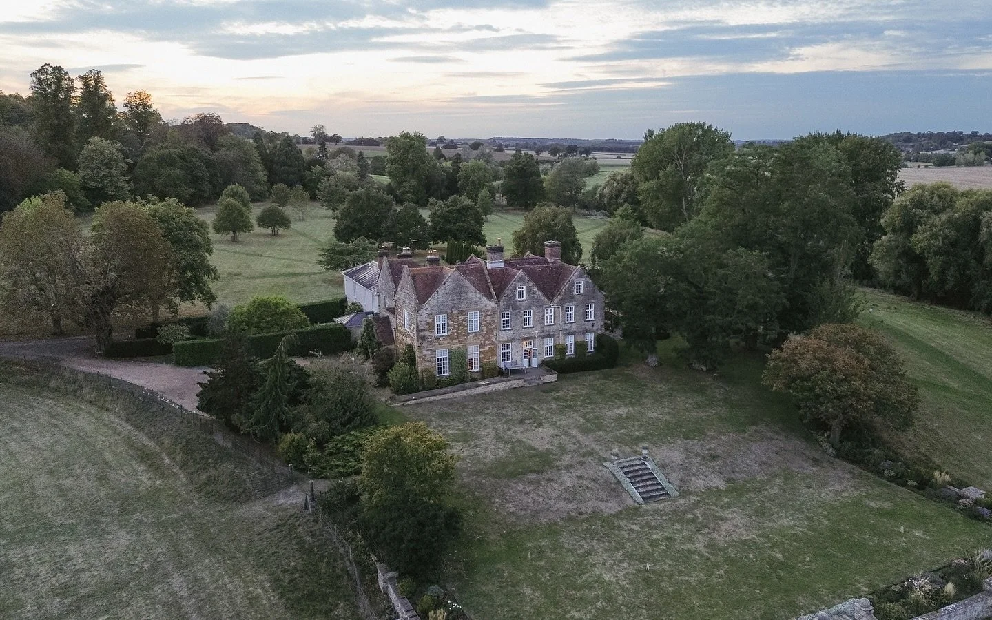 I had the opportunity to shoot at some wonderful venues this summer but @talton_lodge was definitely one of my favourites ❤️ 

#warwickshirewedding #warwickshireweddingsuppliers #warwickshireweddingphotographer #midlandsweddingphotographer #midlandsw