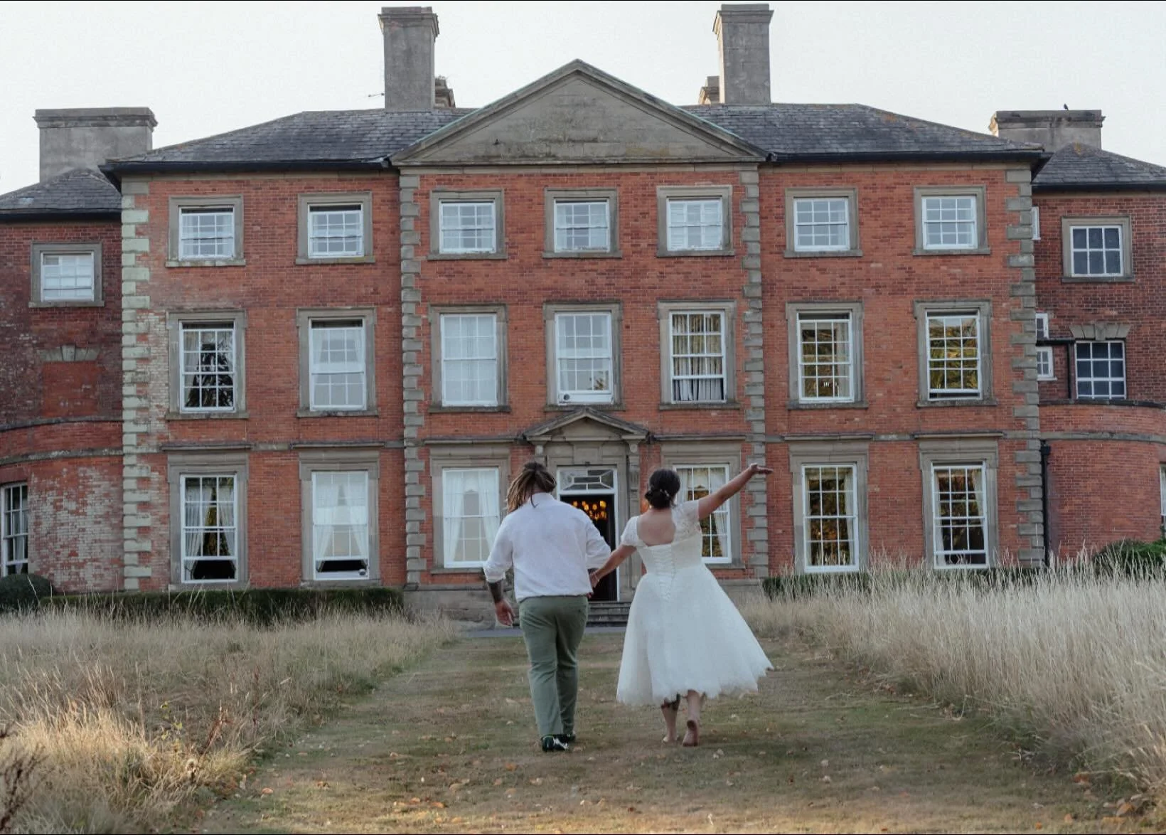 That wedding day feeling 🥰🥰 

Venue: @ansty_hall  @ceremoniesinwarwickshire 
Catering: @ansty_hall 
Makeup: @chloeparasmomakeup 
Hair: @sonyajaynebridalhair 

#warwickshirewedding #warwickshireweddingsuppliers #warwickshireweddingphotographer #midl
