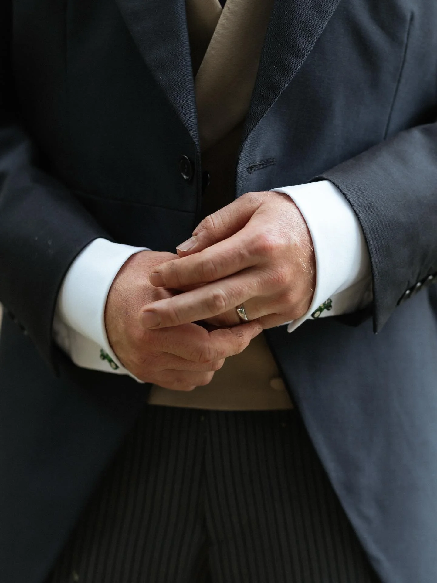 The checking of the wedding band. Something pretty well every groom does after the ceremony, it&rsquo;s such a lovely moment and one I always look out for 🥰

#warwickshirewedding #warwickshireweddingsuppliers #warwickshireweddingphotographer #midlan