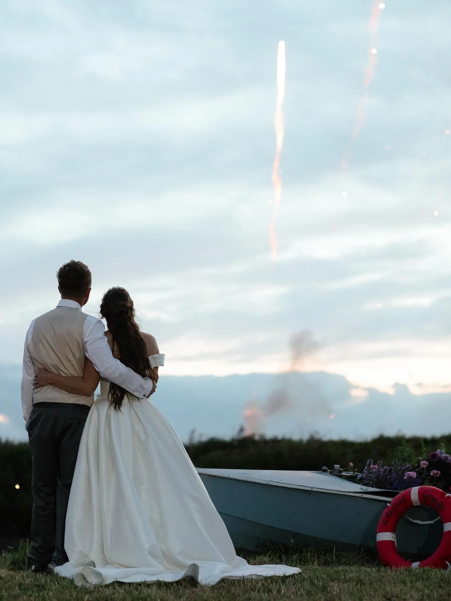 I do love fireworks 🥰
🤍H&amp;D🤍

Dress: @serendipitybrides @essenseofaustralia 
Hair: @nb_hair_ 
Makeup: @shrutibeauty_ 
Florals: @featherfoxglove
Venue: St.Nicholas Church Frankton 
Suits: @peterposhsuit 
Cake: @waitrose 
Cake topper: @featsofcla