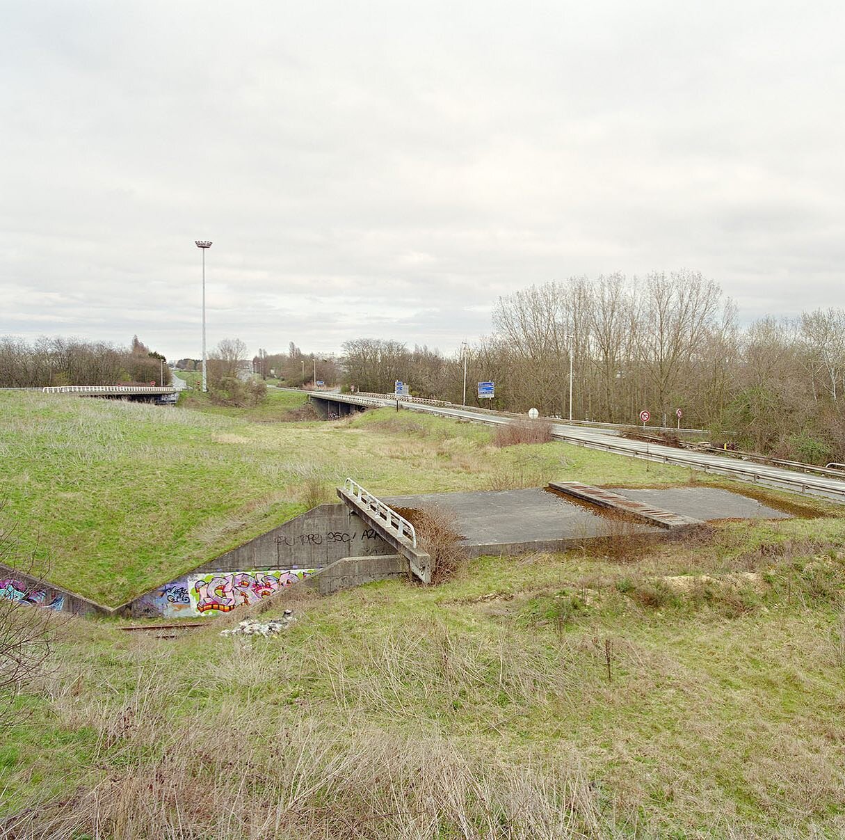 Aulnay-sous-Bois - extrait de la série AUTOPIA / from the series AUTOPIA &bull; Etude de l&rsquo;architecture autoroutière en région Parisienne / Study of highways architecture in the Paris region &bull; Projet en collaboration avec Thomas Karges 