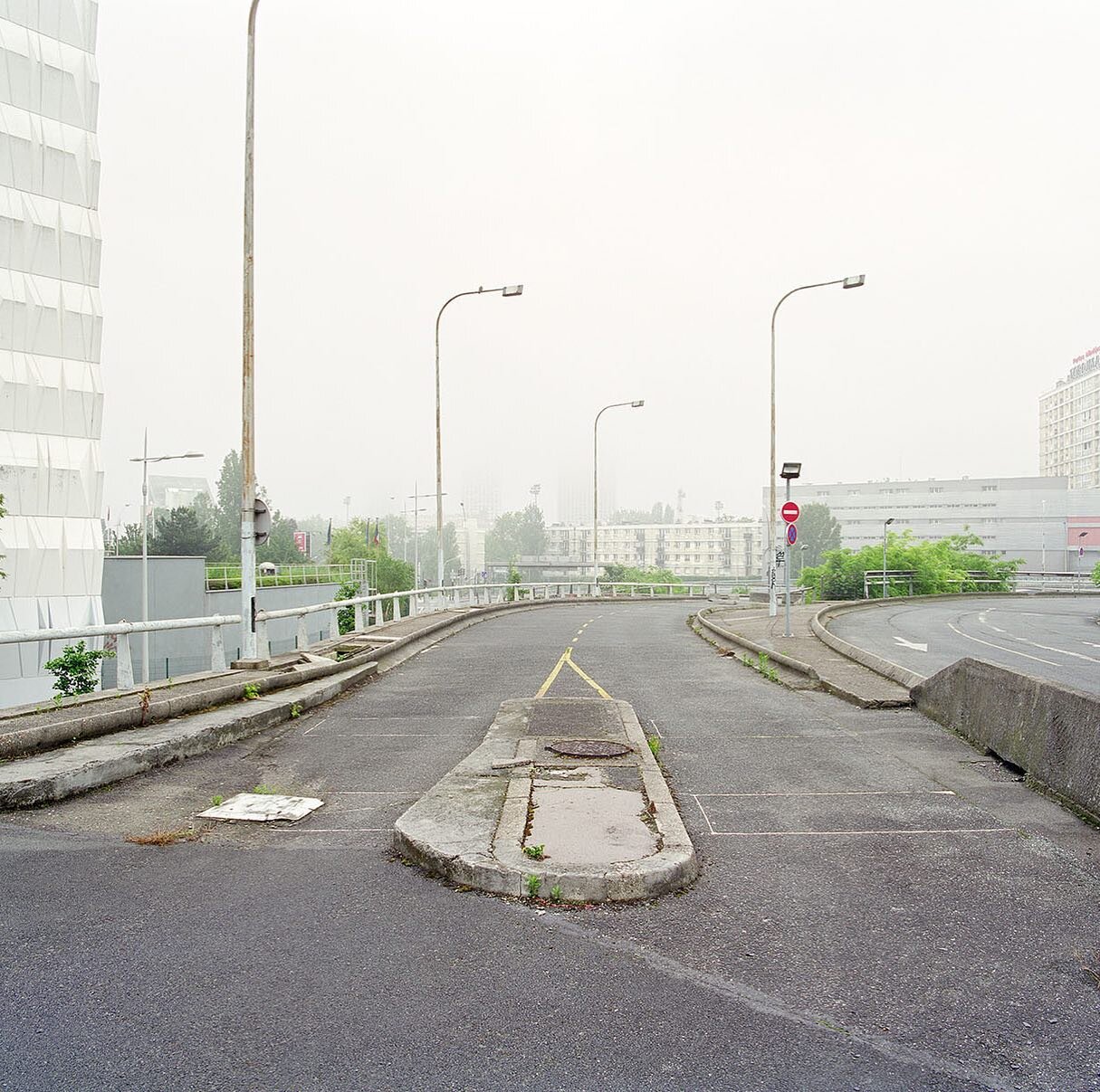 Porte de Bagnolet - extrait de la série AUTOPIA / from the series AUTOPIA &bull; Etude de l&rsquo;architecture autoroutière en région Parisienne / Study of highways architecture in the Paris region &bull; Projet en collaboration avec Thomas Karges