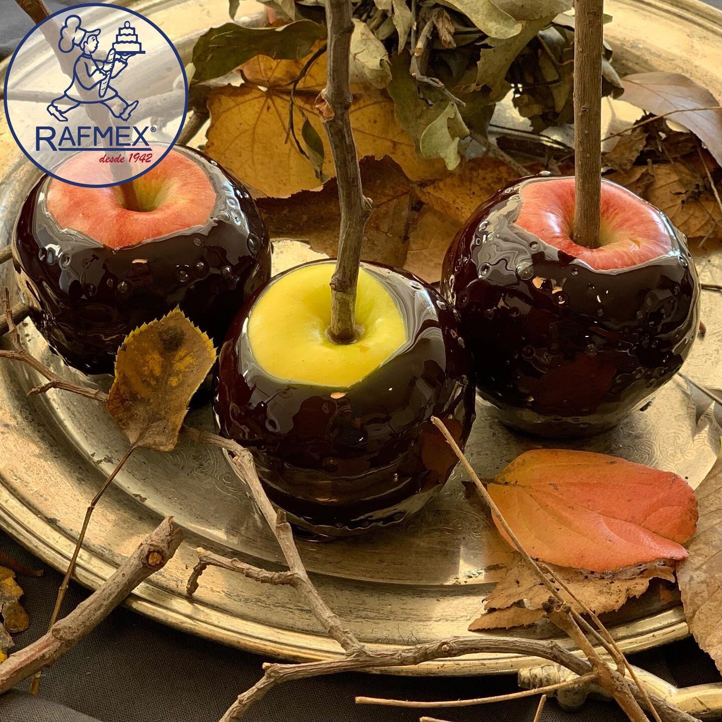 🖤🎃Te dejamos nuestra receta de esta semana:
🍏🖤🍎 Manzanas Cubiertas ve el video en YouTube de Rafmex 
Consigue los ingredientes Rafmex en link de bio‼️ 🖤