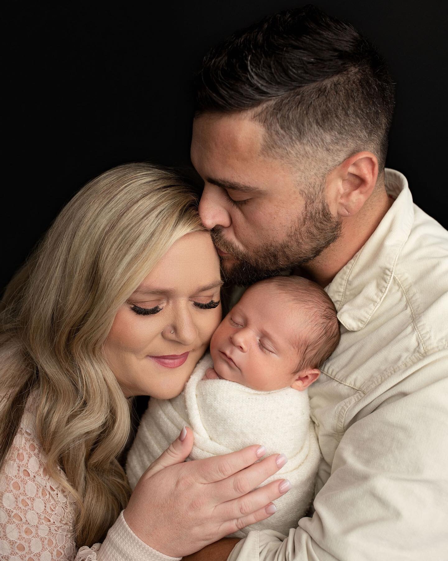 The love of a family is life&rsquo;s greatest blessing &hearts;️

Did you know all Newborn Portrait Sessions include multiple family poses and individual parent poses with baby at no additional charge? This is such an incredibly special time in your 