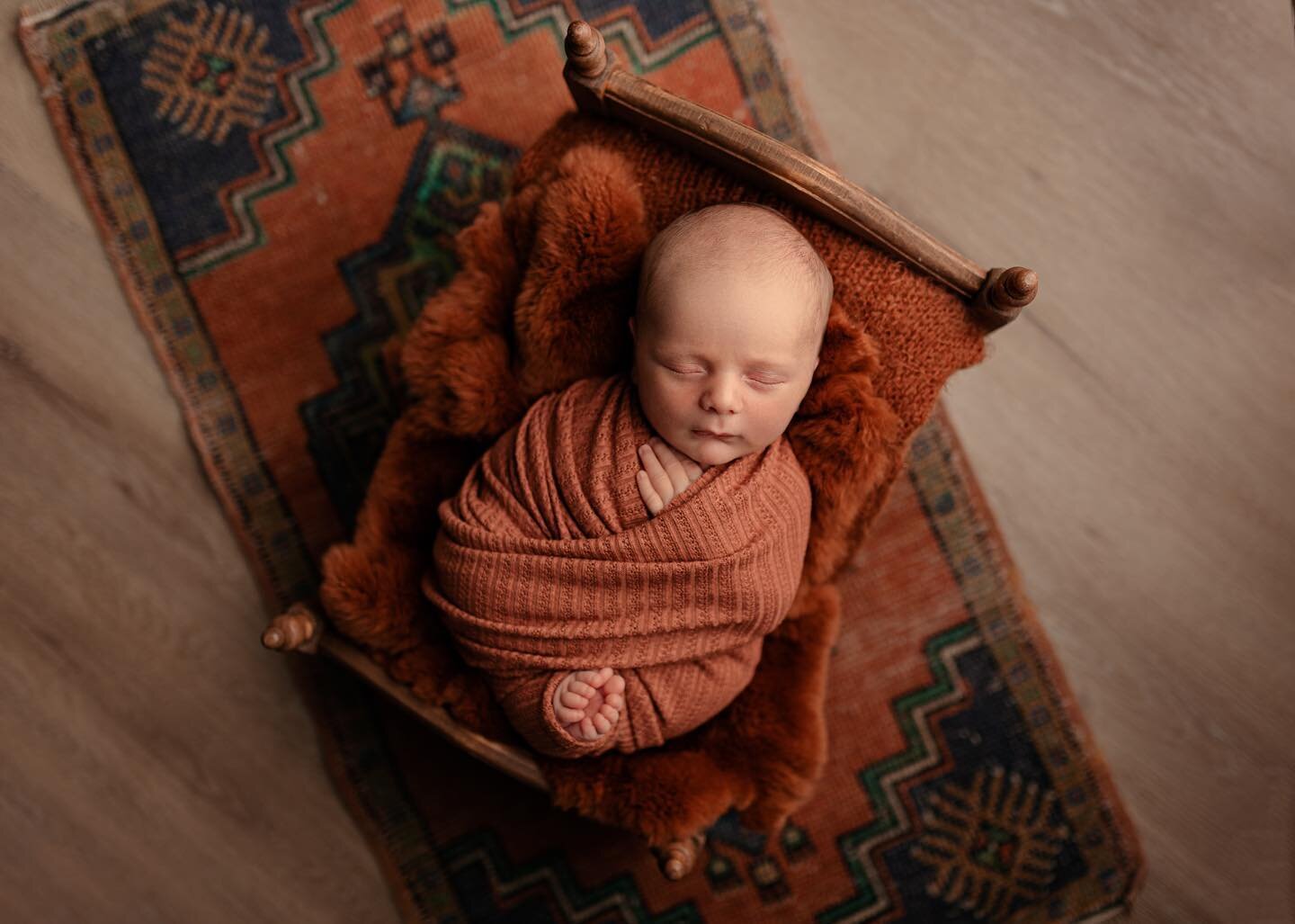 How lucky am I that this adorable little dude is the SECOND baby I&rsquo;ve had the pleasure of photographing for his sweet little family? Swipe to see his beautiful big sister when she came to see me for her Newborn Portrait Session in 2021! 🧡

Cur