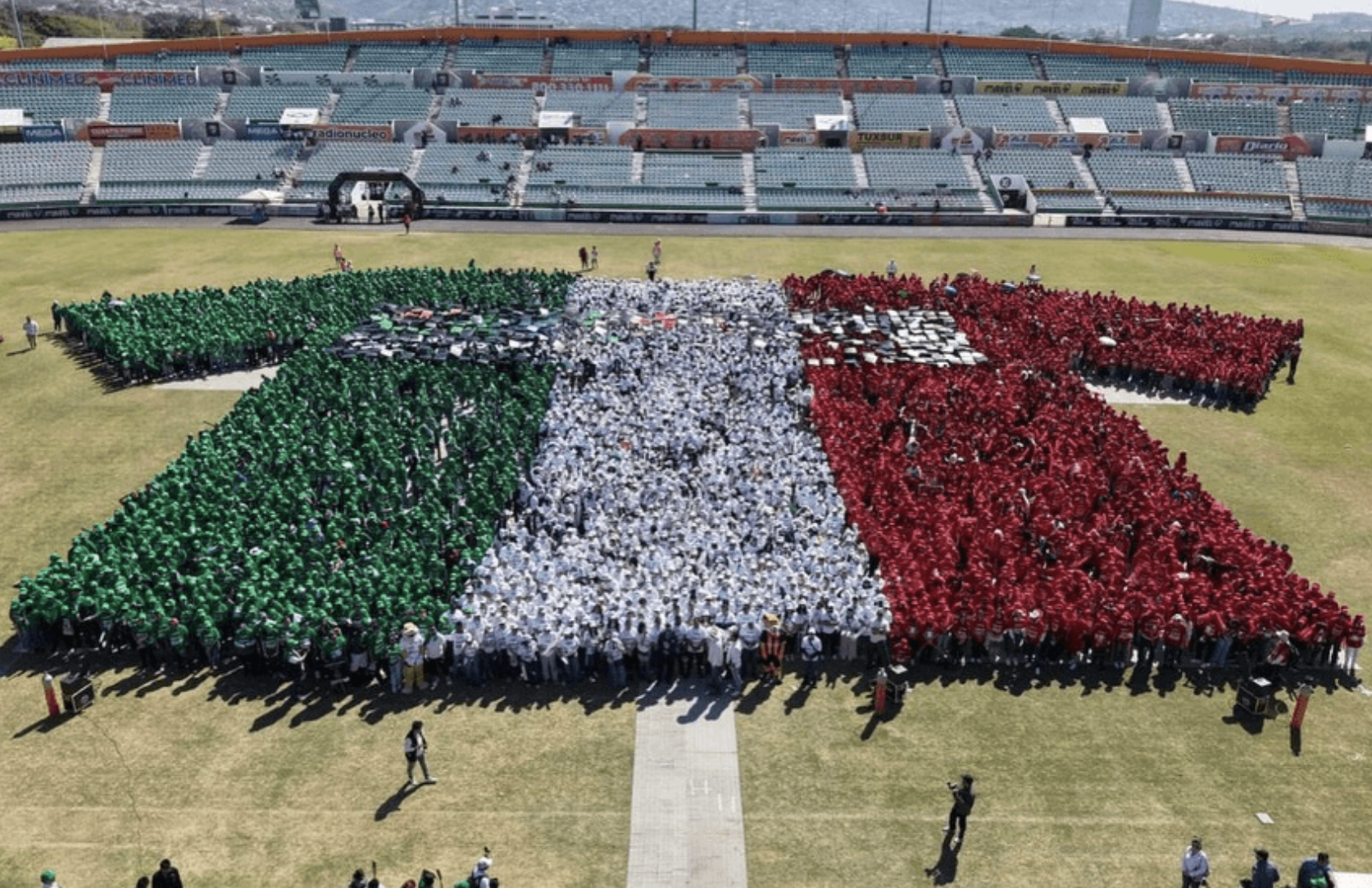 Chiapas impone récord mundial con la camiseta humana de fútbol más grande
