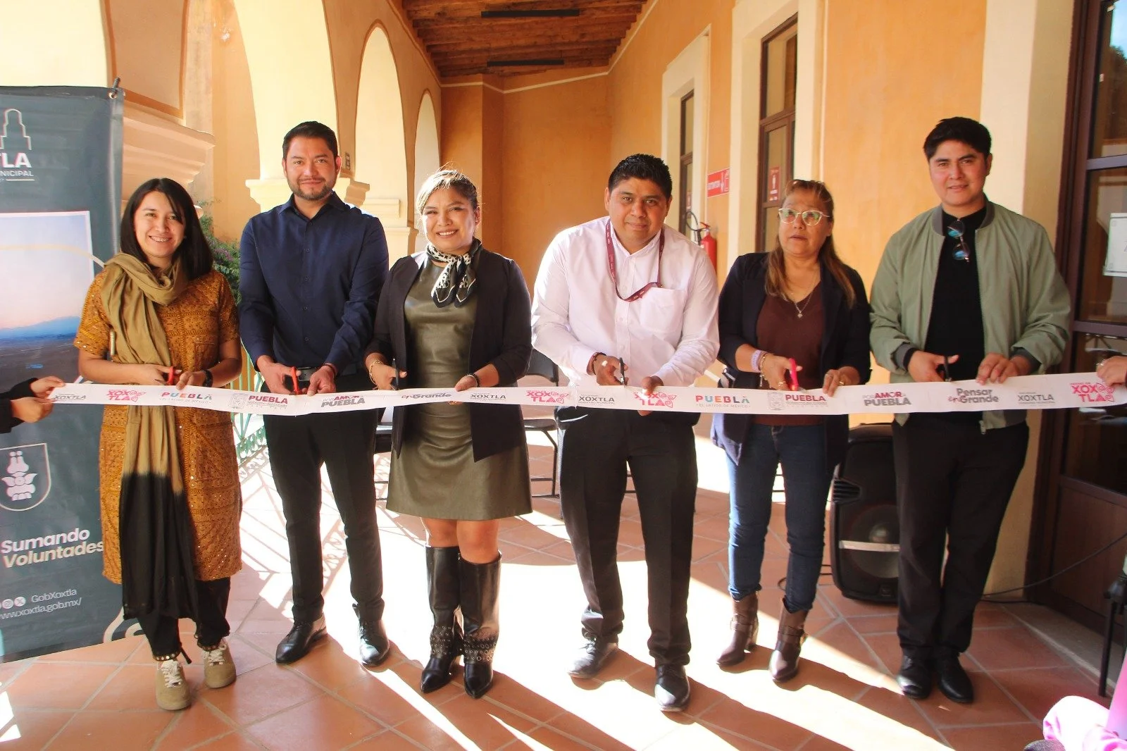 Niñas, niños y jóvenes de Xoxtla exponen obras de cartonería en Centro Histórico