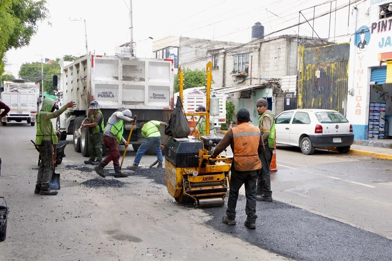 Secretaría de Infraestructura realiza reparación temporal en Avenida Lafragua por afectación en drenaje