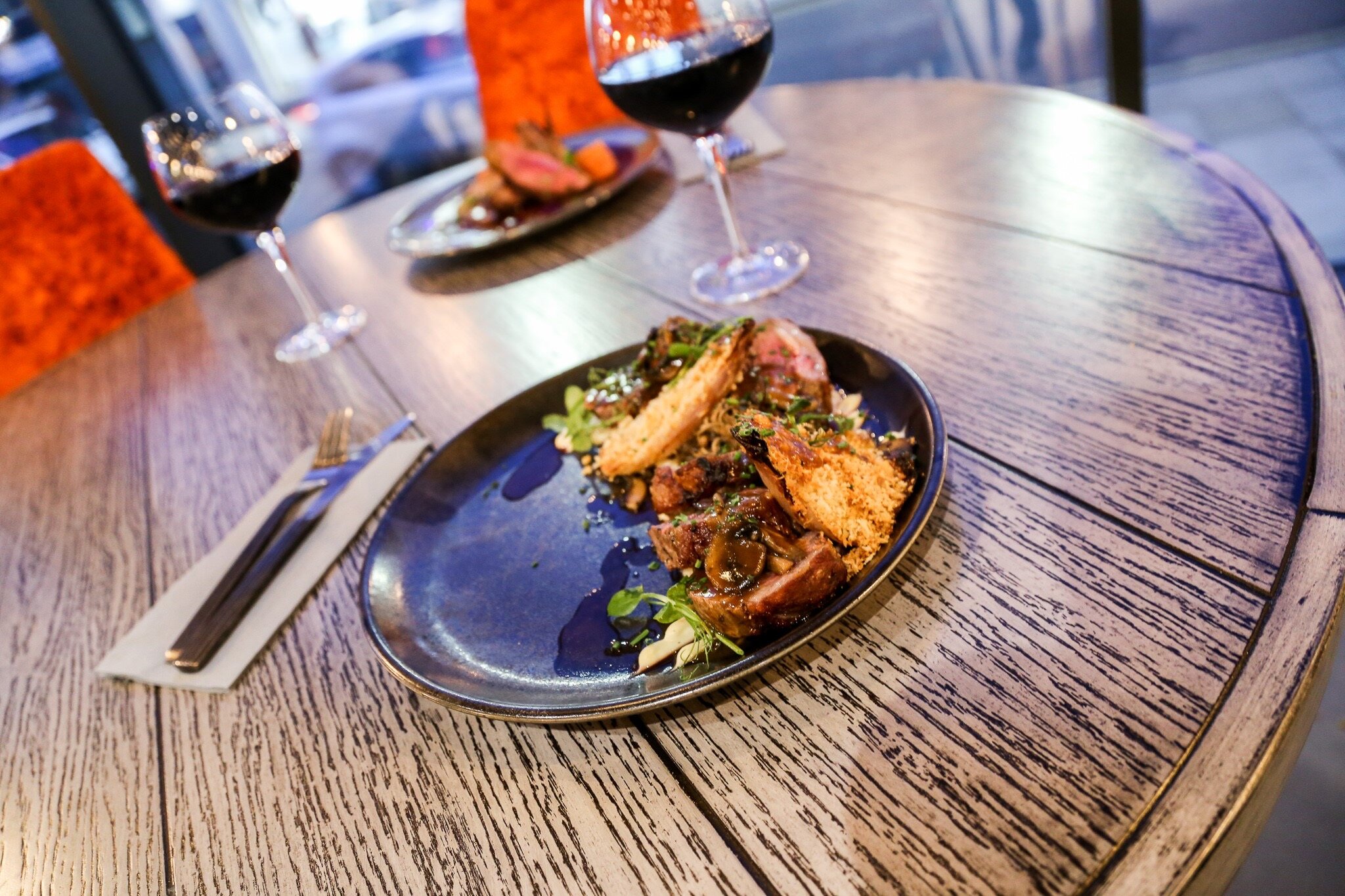 Top class contemporary cuisine in an elegant setting with a buzzing atmosphere. A special treat without the price tag!