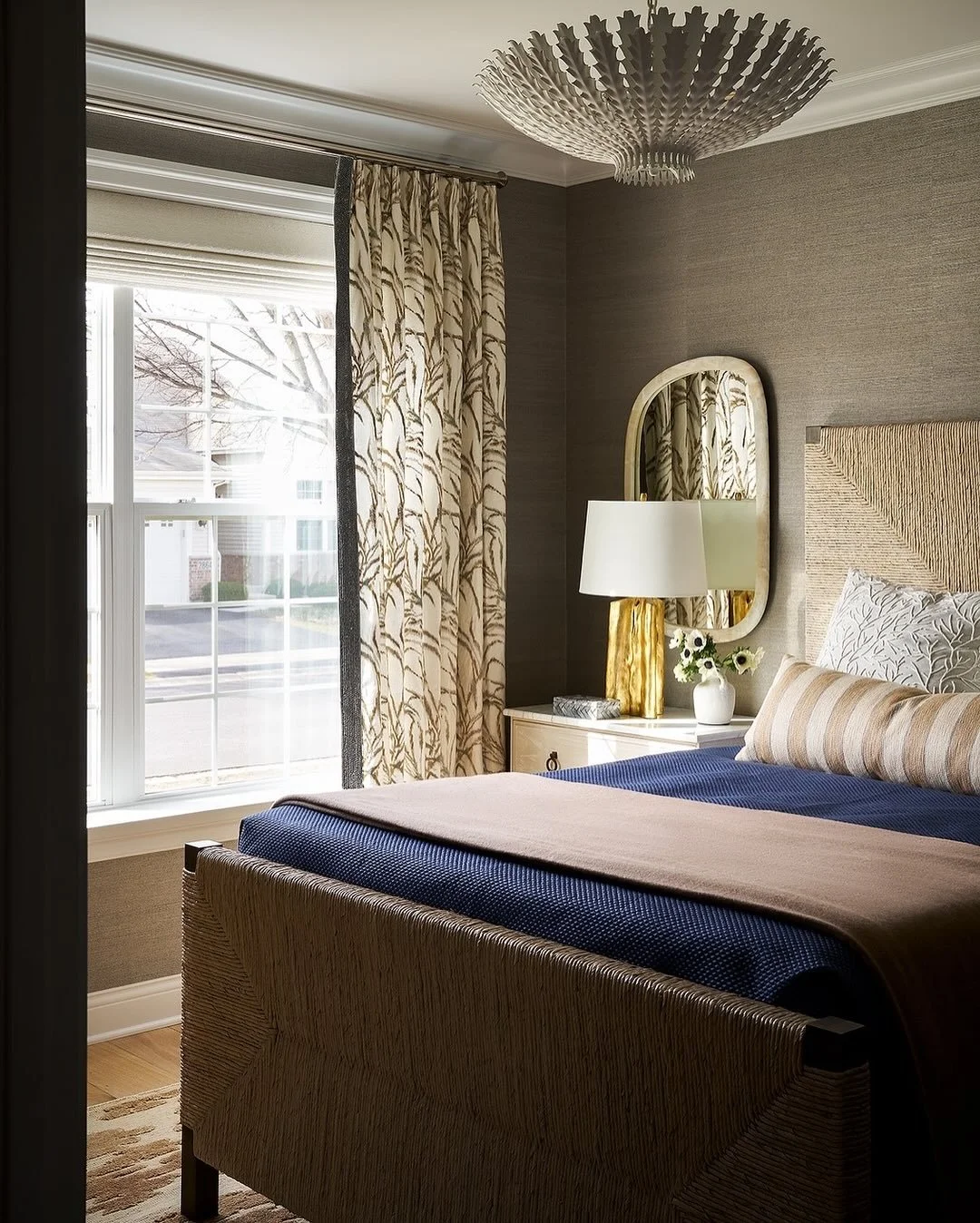 Designed to make guests feel at home. This guest bedroom blends layered textures, a soothing palette, and thoughtful touches for a space that&rsquo;s both inviting and elevated.
⠀⠀⠀⠀⠀⠀⠀⠀⠀
A burl wood dresser adds rich warmth and character, while cust