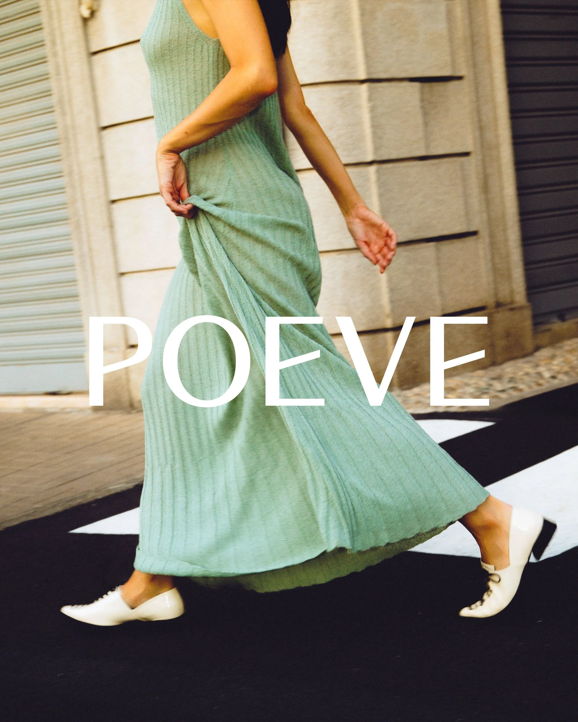 A woman in a long green dress and white shoes walking on the street, with the word 'POEVE' overlaid.