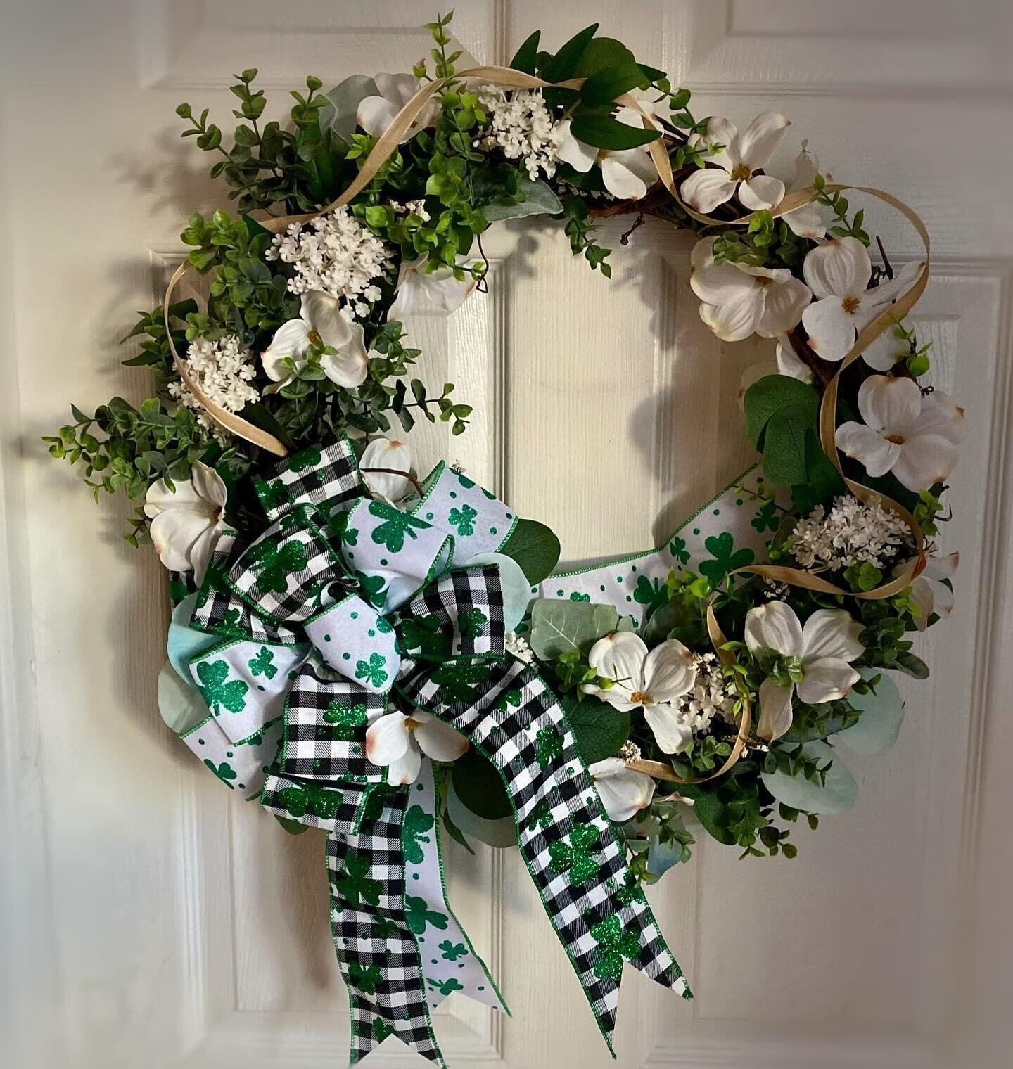 Gearing up for St. Patrick&rsquo;s day with this beautiful wreath! This is a custom order that I absolutely loved making 💚🍀 #smallbusiness #customwreath #stpatricksday