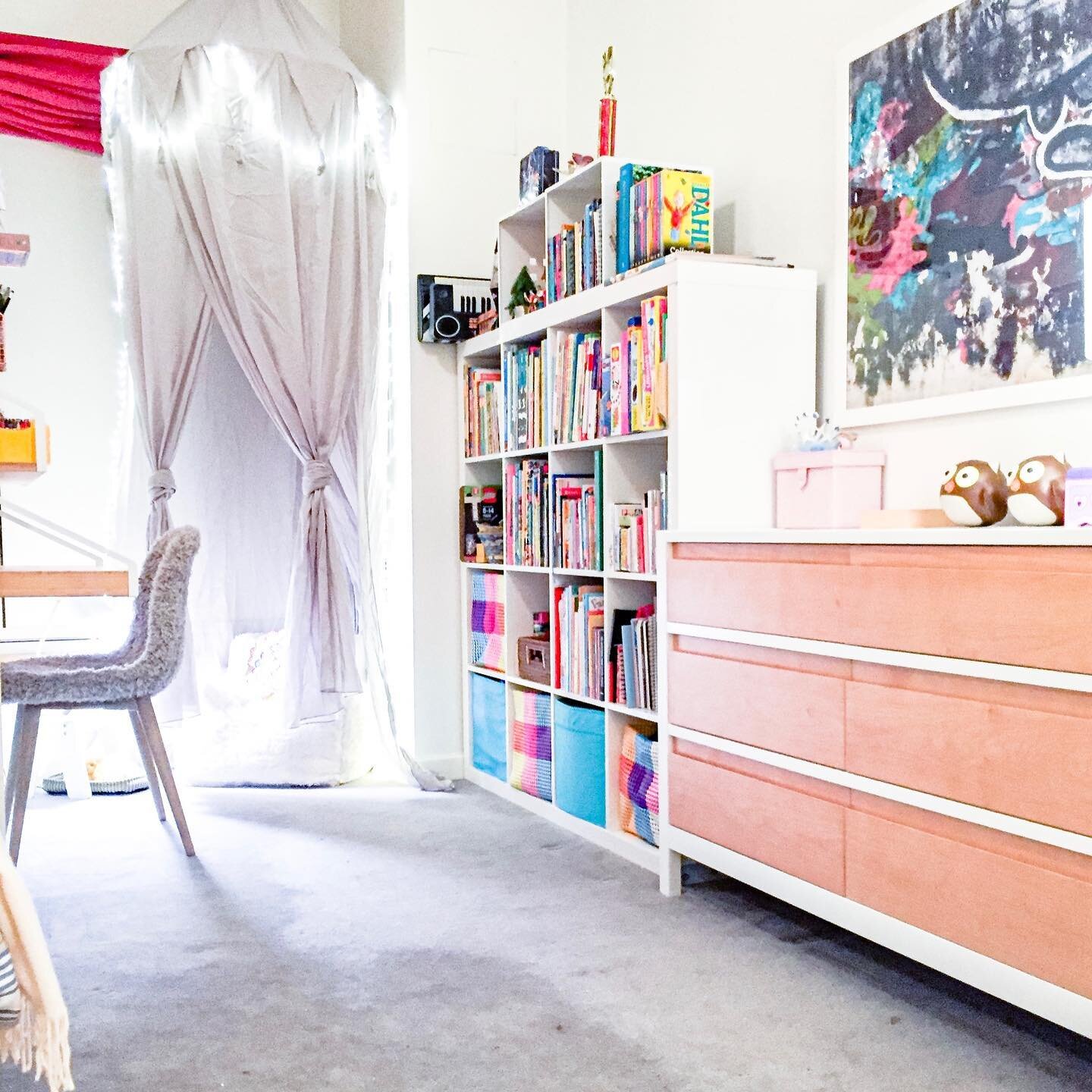 ✨ I loved working on this room makeover to surprise a 10 year old girl! 🦄
.
&ldquo;Paulina magically transformed the room and thought of even the smallest details!
She turned one corner of the room into a super cozy reading nook, she optimized the s