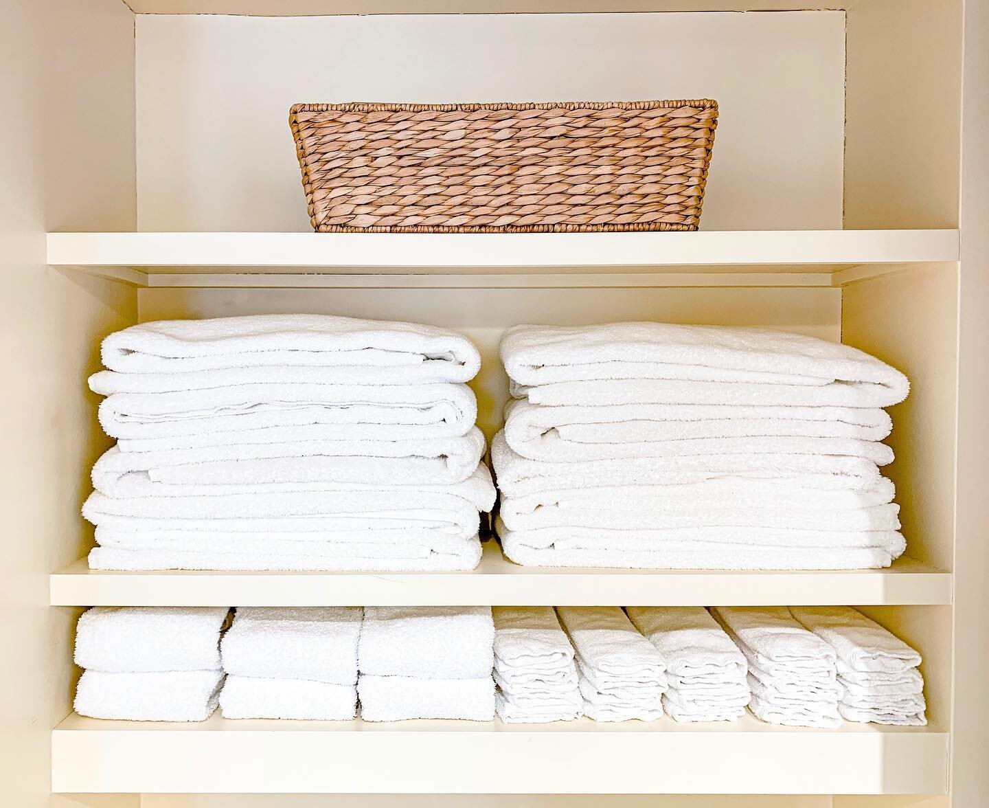 The soothing effects of white, fluffy towels 🤍 
.
.
Follow @bhomeproorganizing 
for more Organizing ideas to maximize your home life.
.
.
.
#bhomeproorganizing #professionalorganizer
#professionalorganizerny #ny #uppereastside #manhattan
#organized

